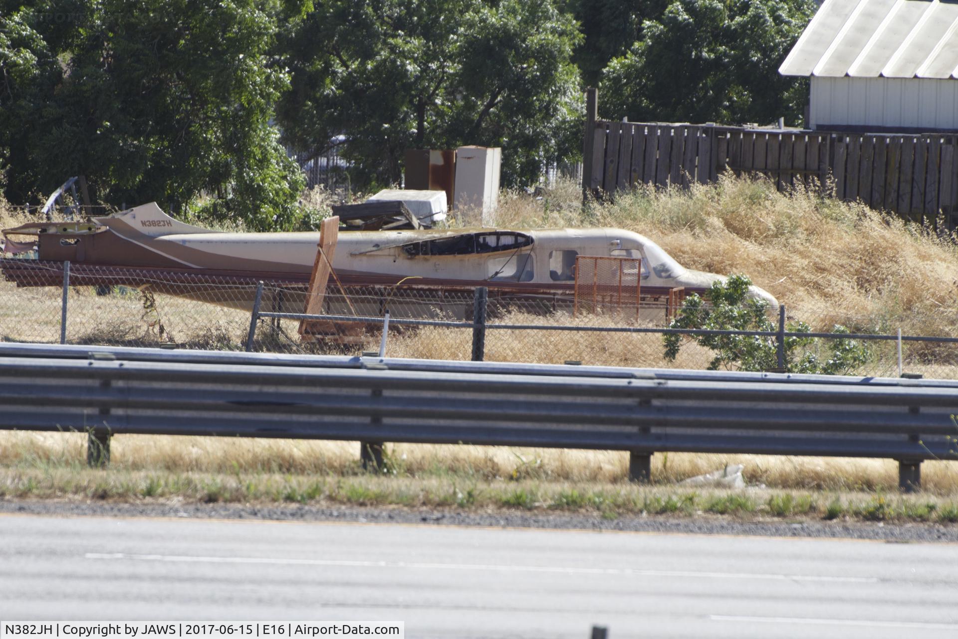 N382JH, 1955 Aero Commander 560-A C/N 55-4635, N382JH Aero Commander 560-A, c/n: 55-4635 dumped in a compound near to E16 (Q99) San Martin Airport