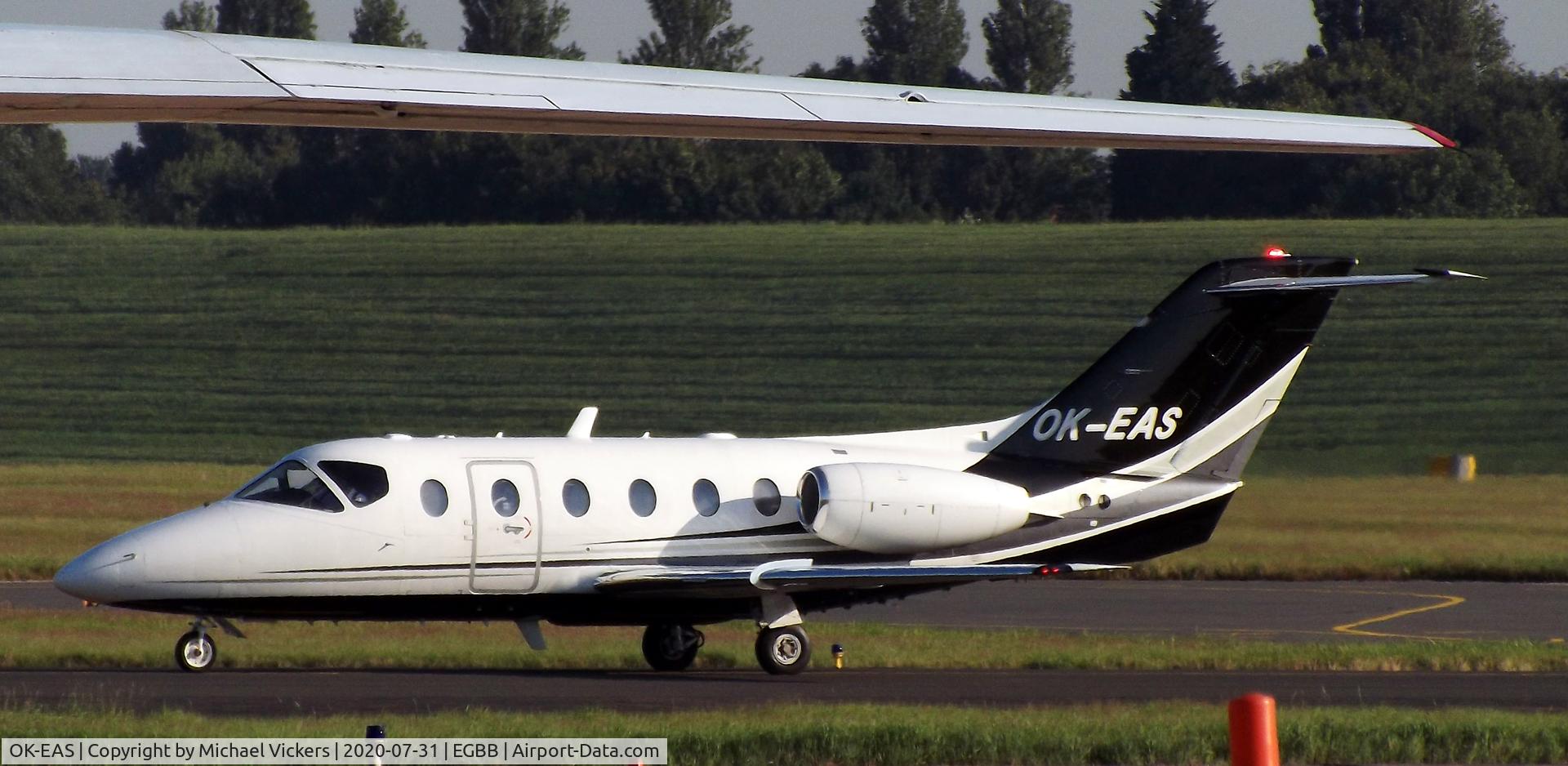 OK-EAS, 1998 Beech 400XT Nextant Beechjet C/N RK-180, Taxying to the XLR Ramp