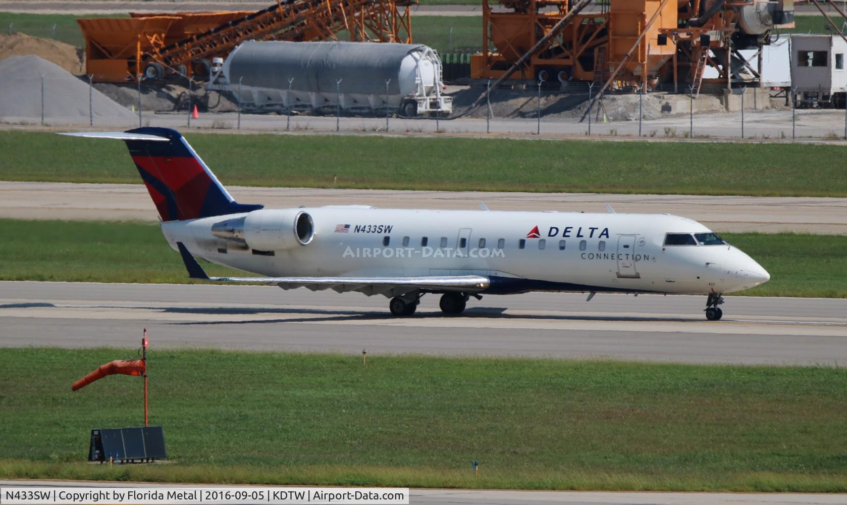 N433SW, 2001 Bombardier CRJ-200LR (CL-600-2B19) C/N 7550, DTW 2016