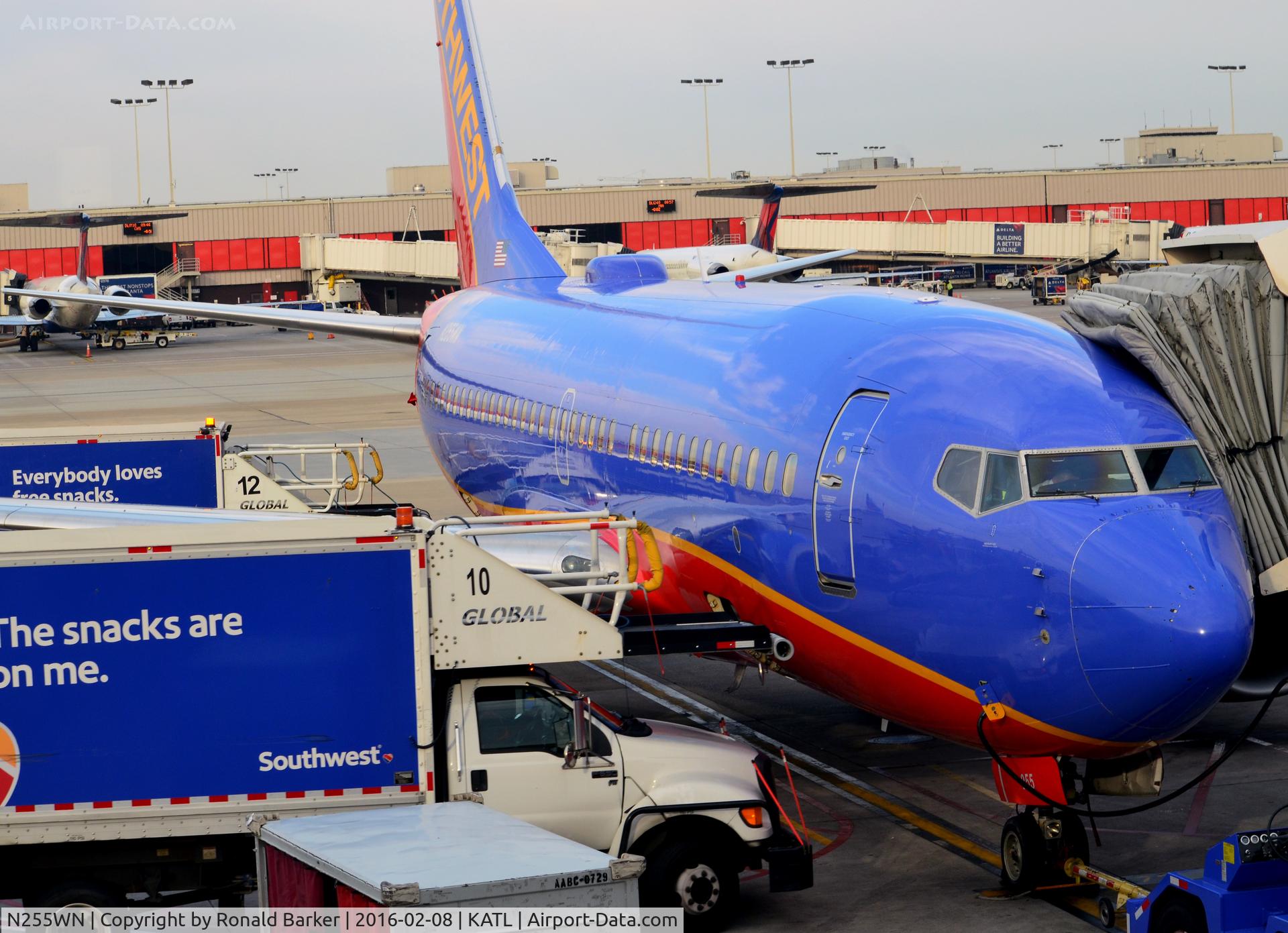 N255WN, 2006 Boeing 737-7H4 C/N 32513, At the gate Atlanta