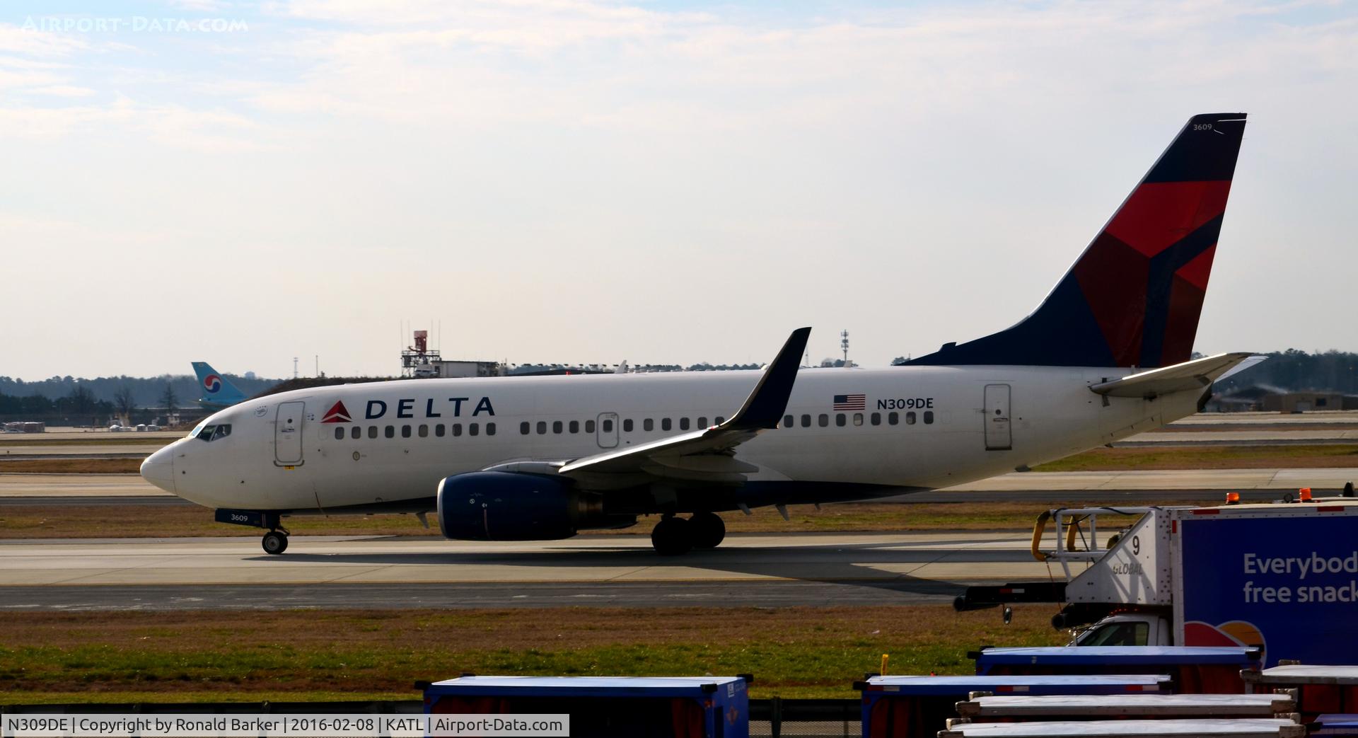 N309DE, 2009 Boeing 737-732 C/N 29634, Taxi Atlanta