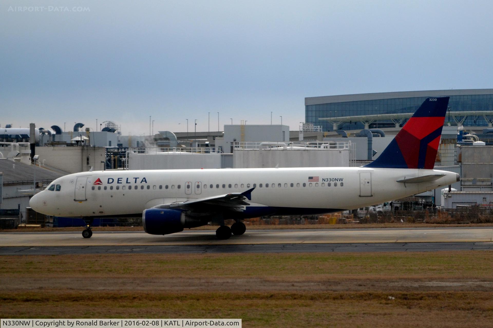N330NW, 1992 Airbus A320-211 C/N 307, Taxi Atlanta