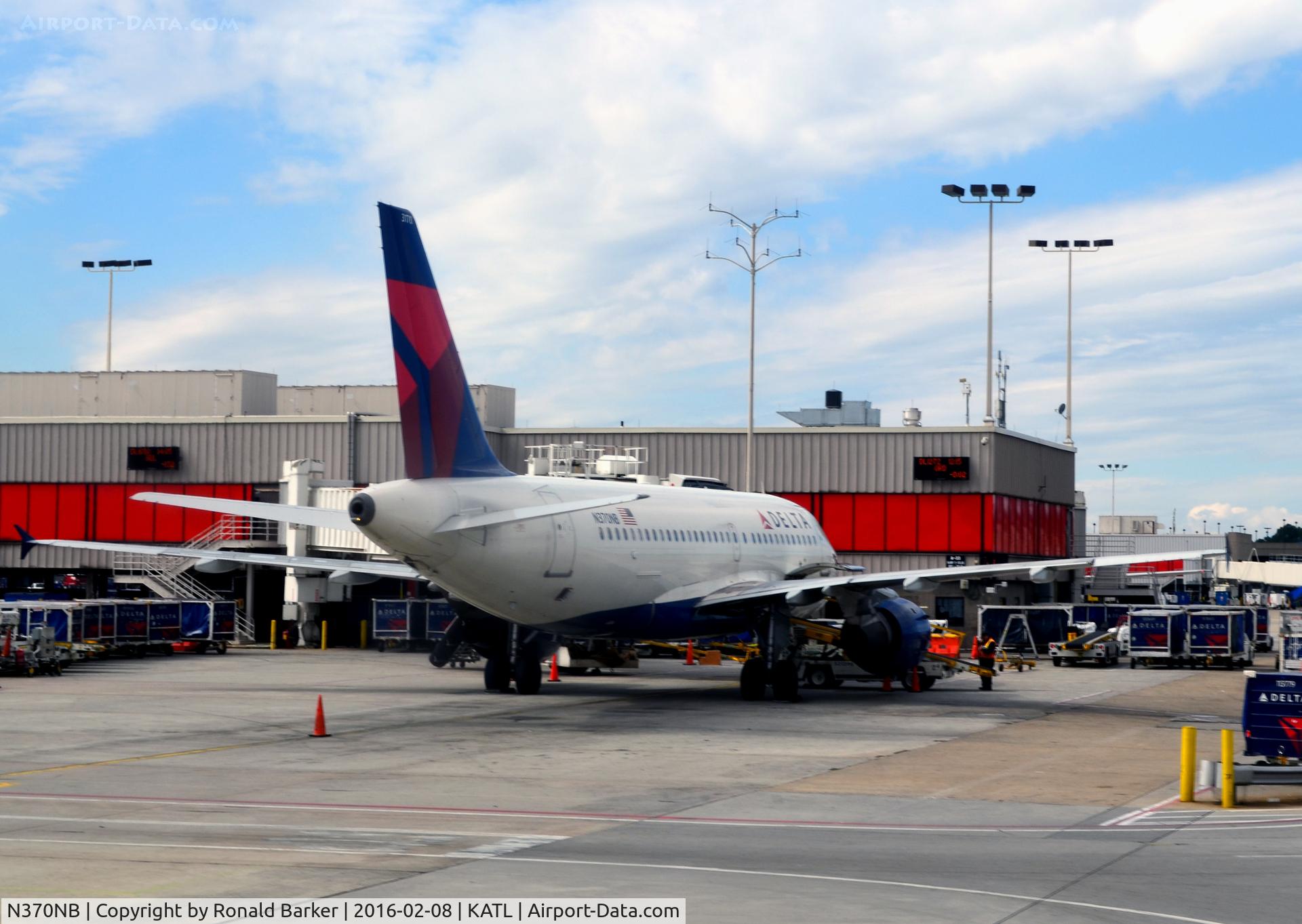 N370NB, 2003 Airbus A319-114 C/N 2087, At the gate Atlanta