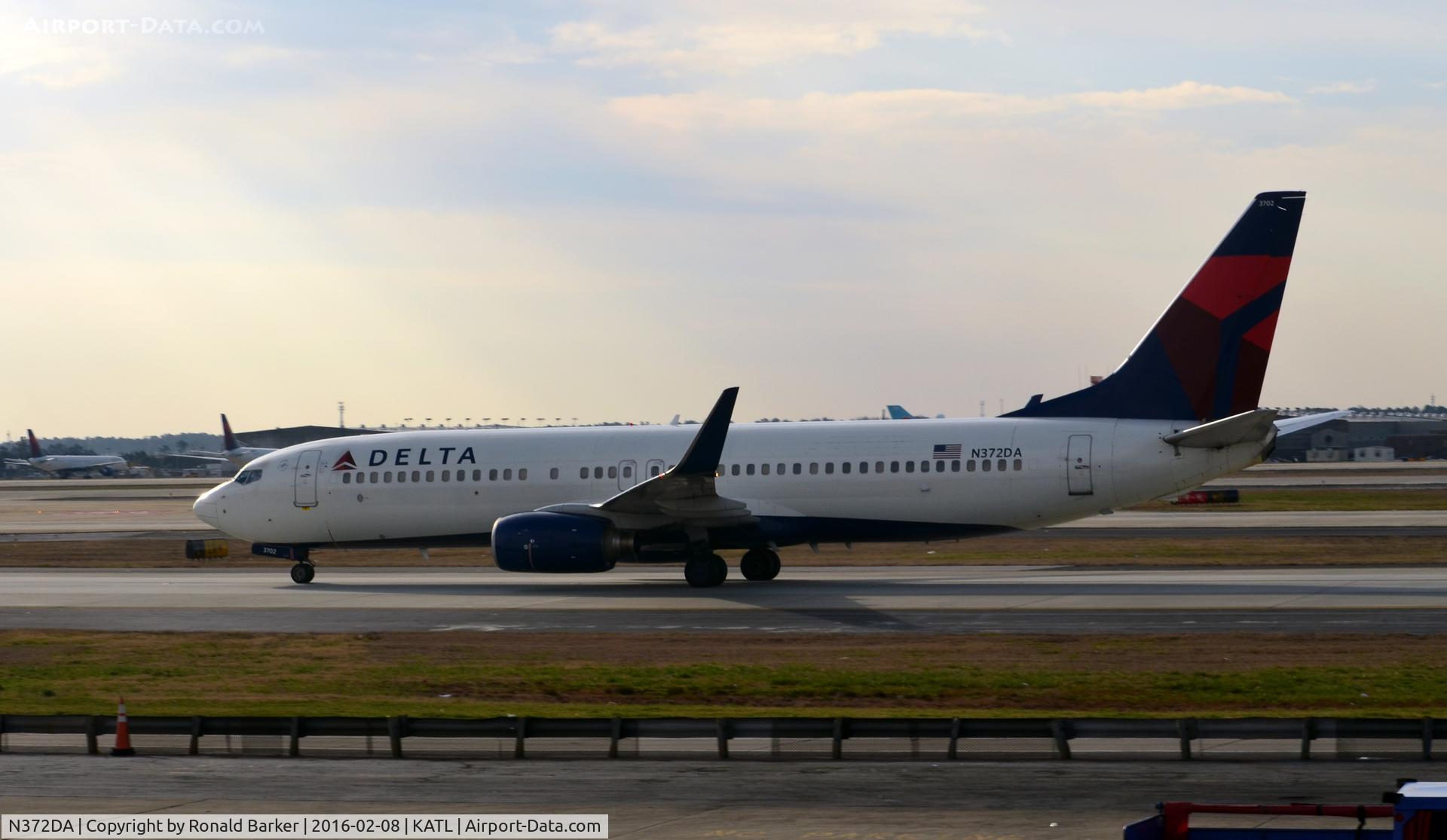 N372DA, 1998 Boeing 737-832 C/N 29620, Taxi Atlanta