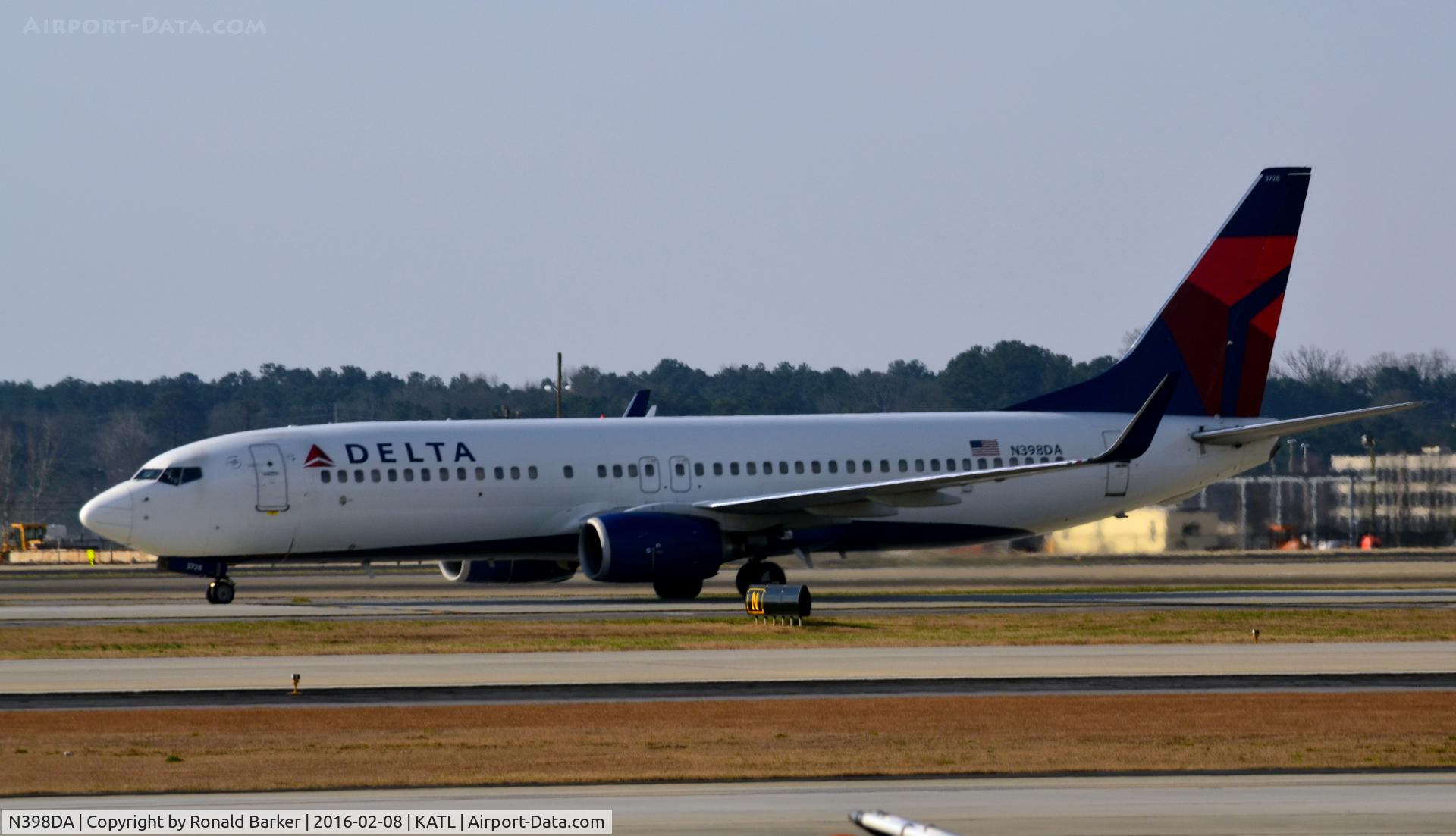 N398DA, 2000 Boeing 737-832 C/N 30774, Taxi Atlanta