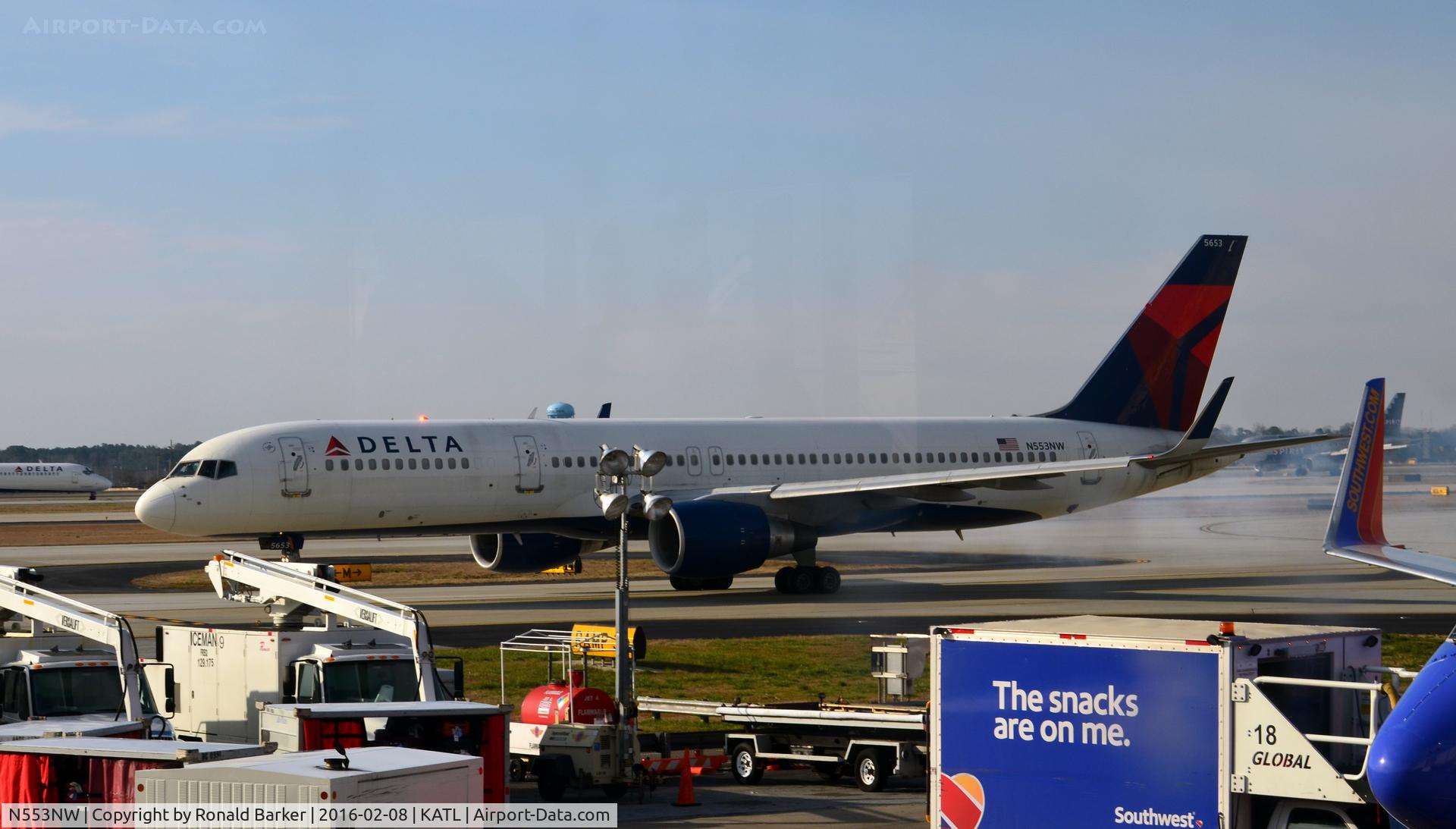 N553NW, 2001 Boeing 757-251 C/N 26500, Taxi Atlanta
