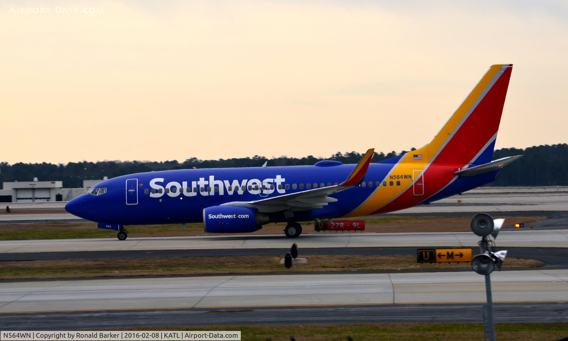 N564WN, 2002 Boeing 737-73V C/N 30244, Taxi Atlanta