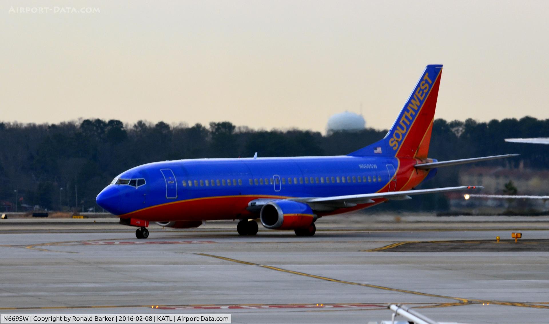 N669SW, 1987 Boeing 737-3A4 C/N 23752, Taxi Atlanta