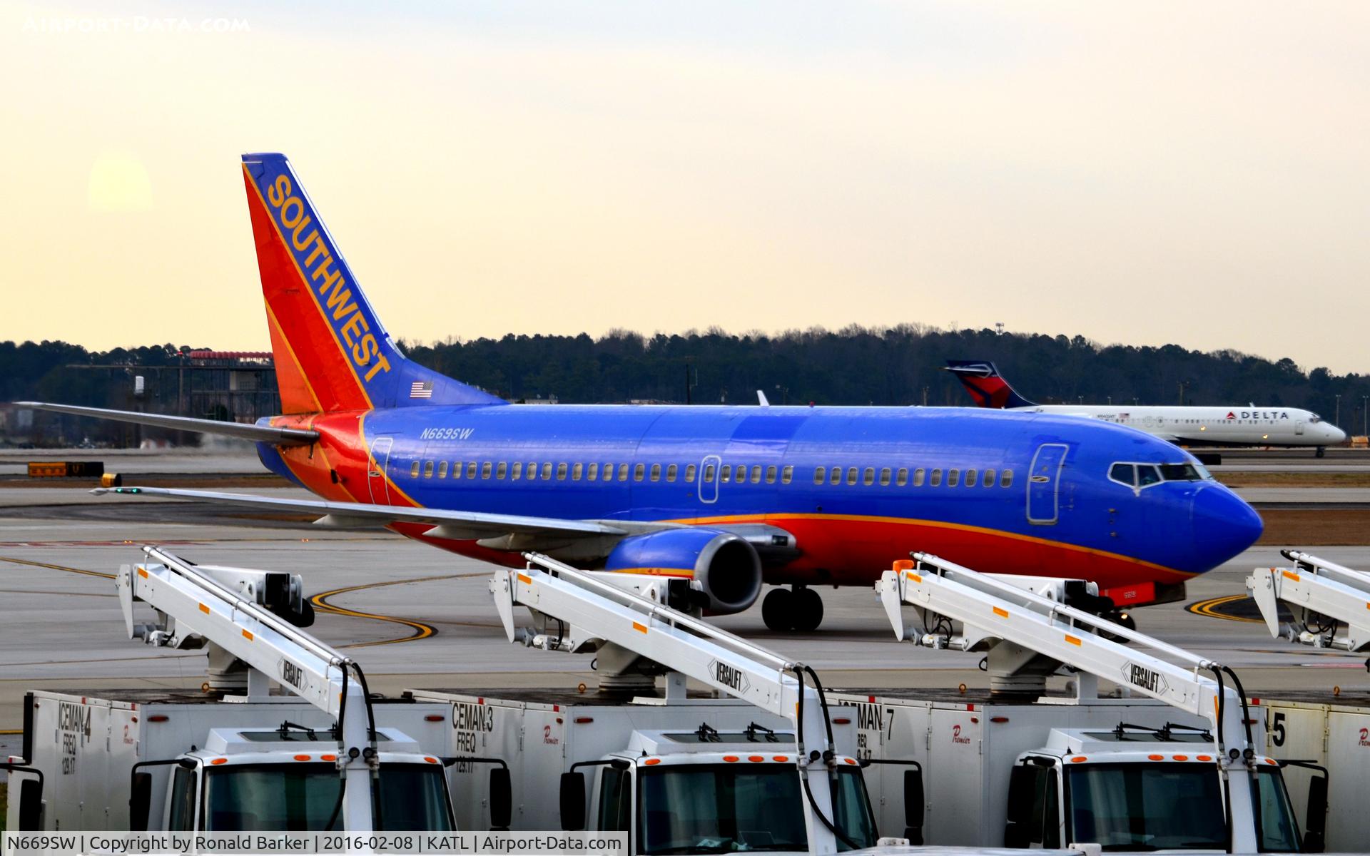 N669SW, 1987 Boeing 737-3A4 C/N 23752, Taxi Atlanta