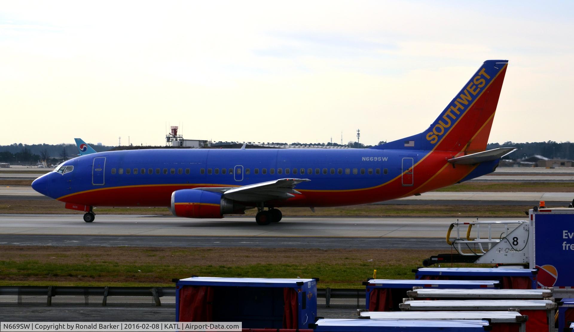 N669SW, 1987 Boeing 737-3A4 C/N 23752, Taxi Atlanta