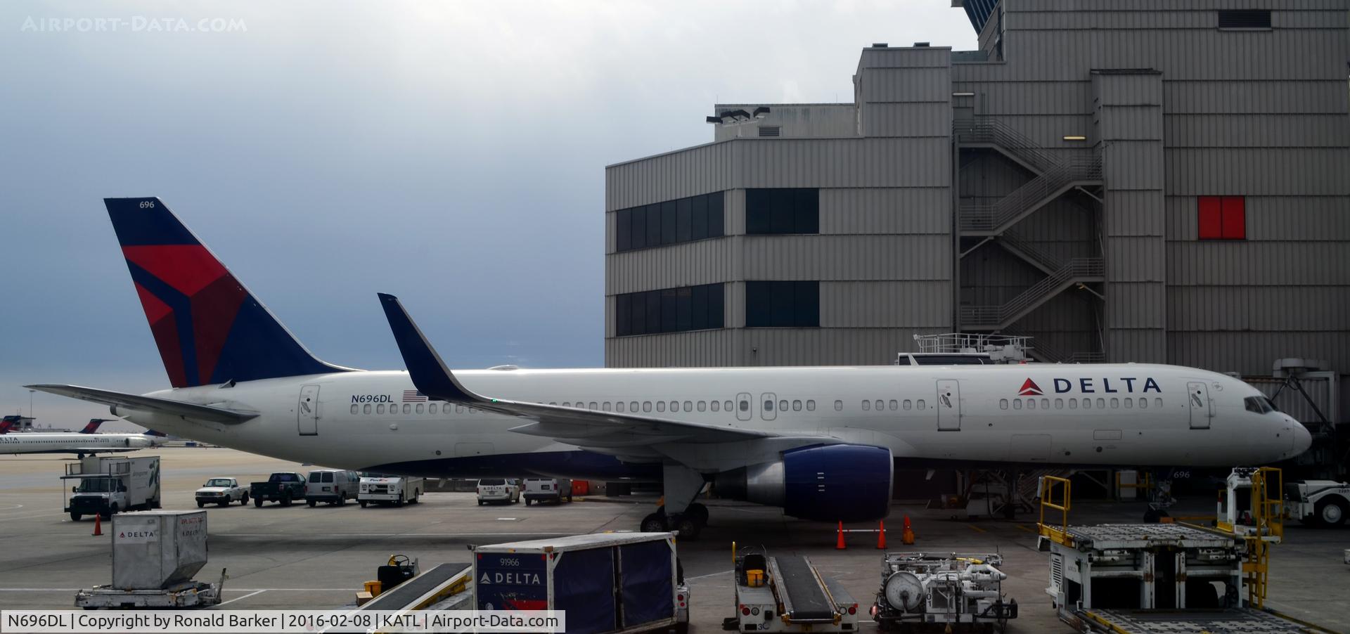 N696DL, 1999 Boeing 757-232 C/N 29728, At the gate Atlanta