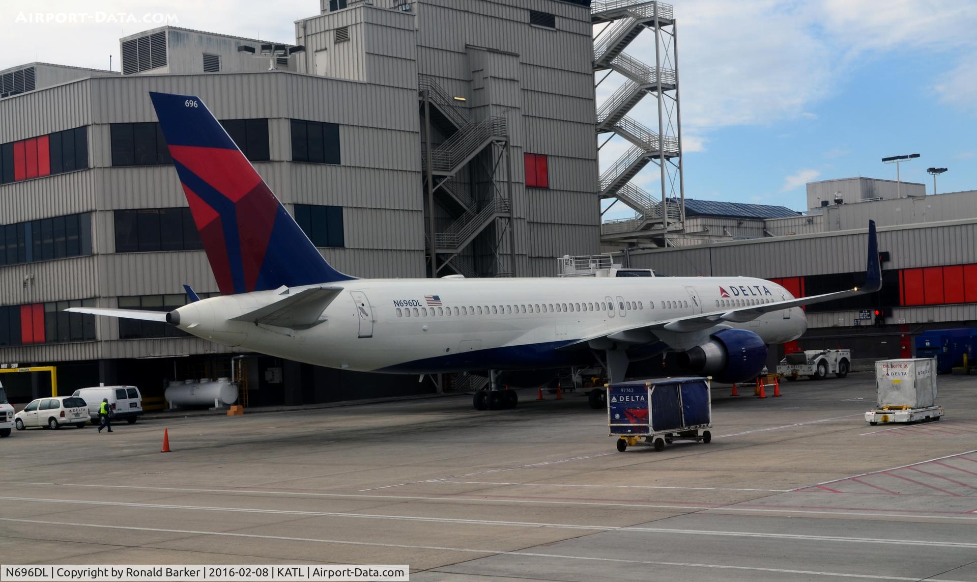 N696DL, 1999 Boeing 757-232 C/N 29728, At the gate Atlanta