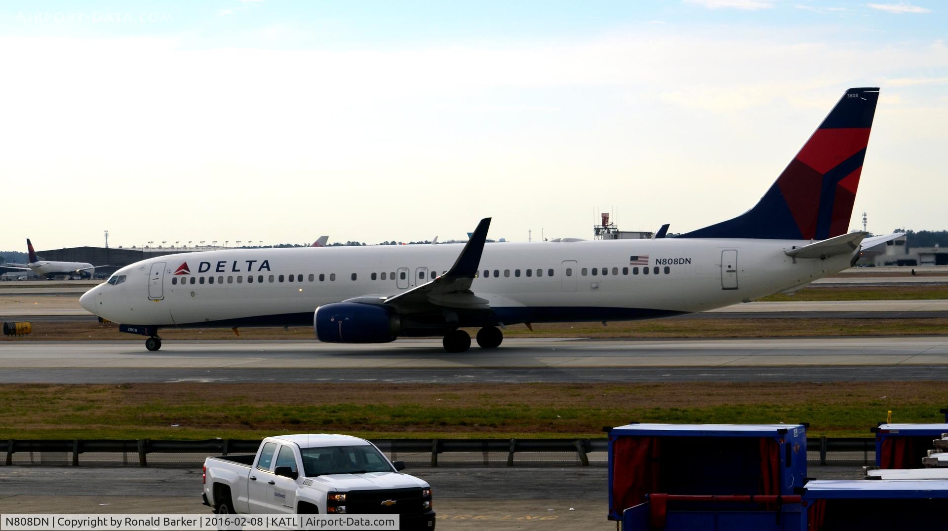 N808DN, 2013 Boeing 737-932/ER C/N 31920, Taxi Atlanta
