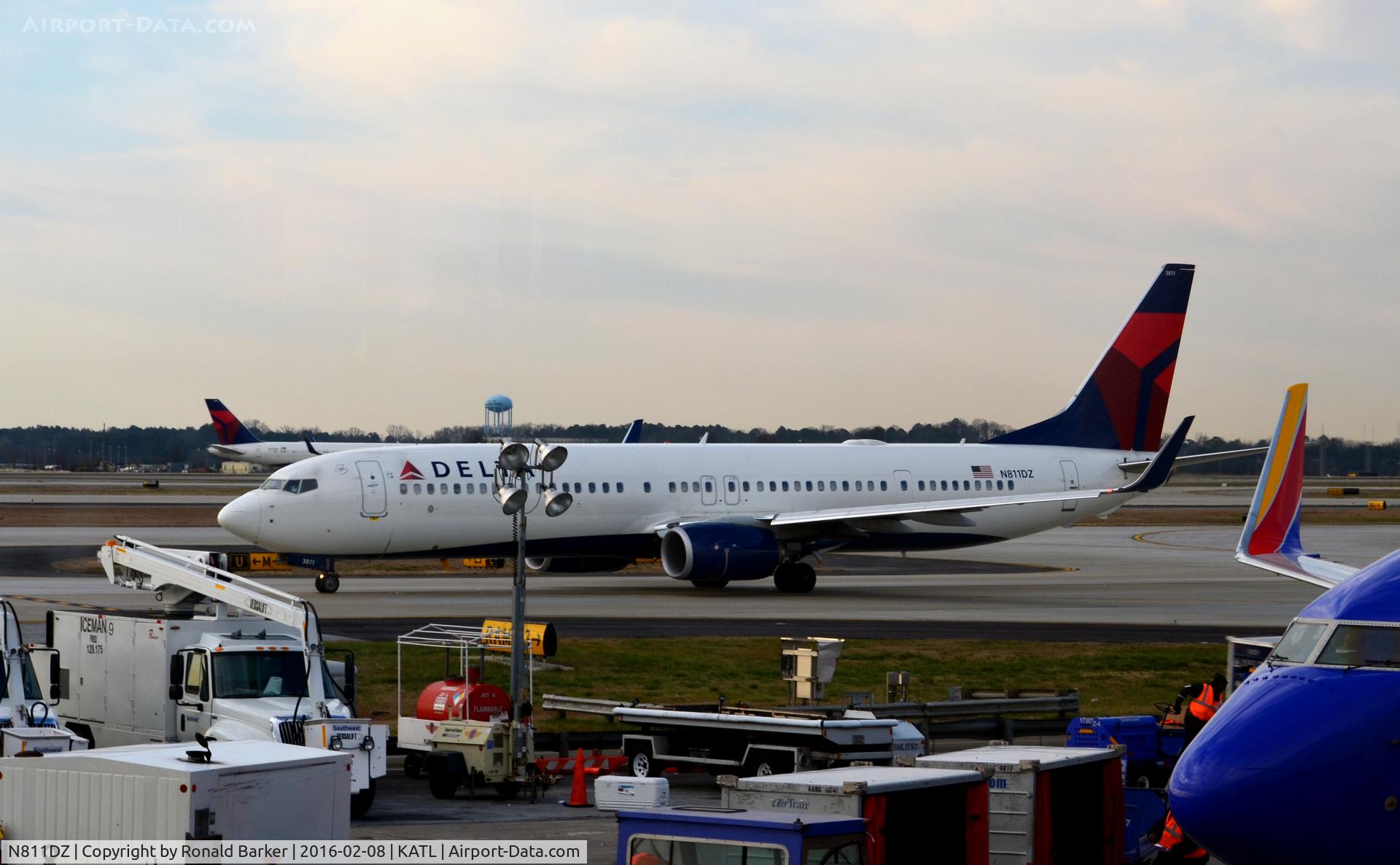 N811DZ, 2013 Boeing 737-932/ER C/N 31916, Taxi Atlanta