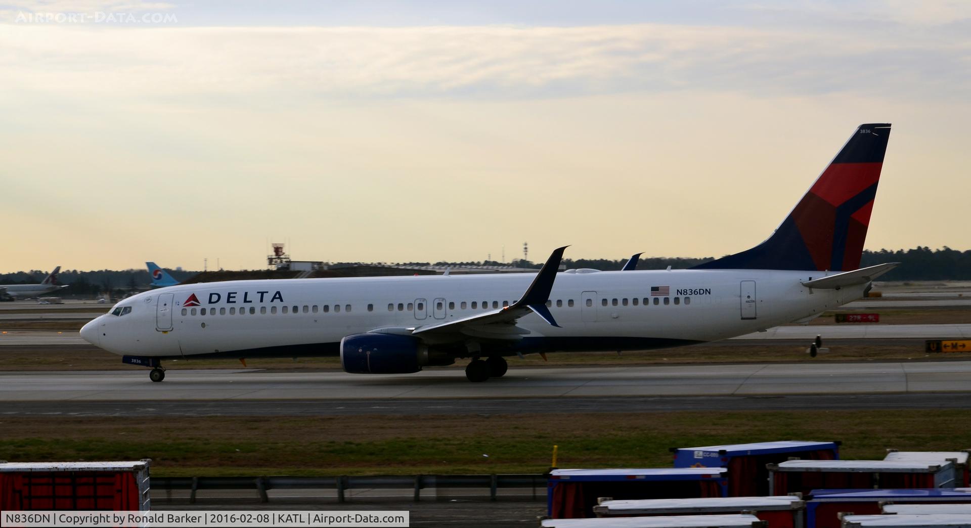 N836DN, 2015 Boeing 737-932/ER C/N 31947, Taxi Atlanta