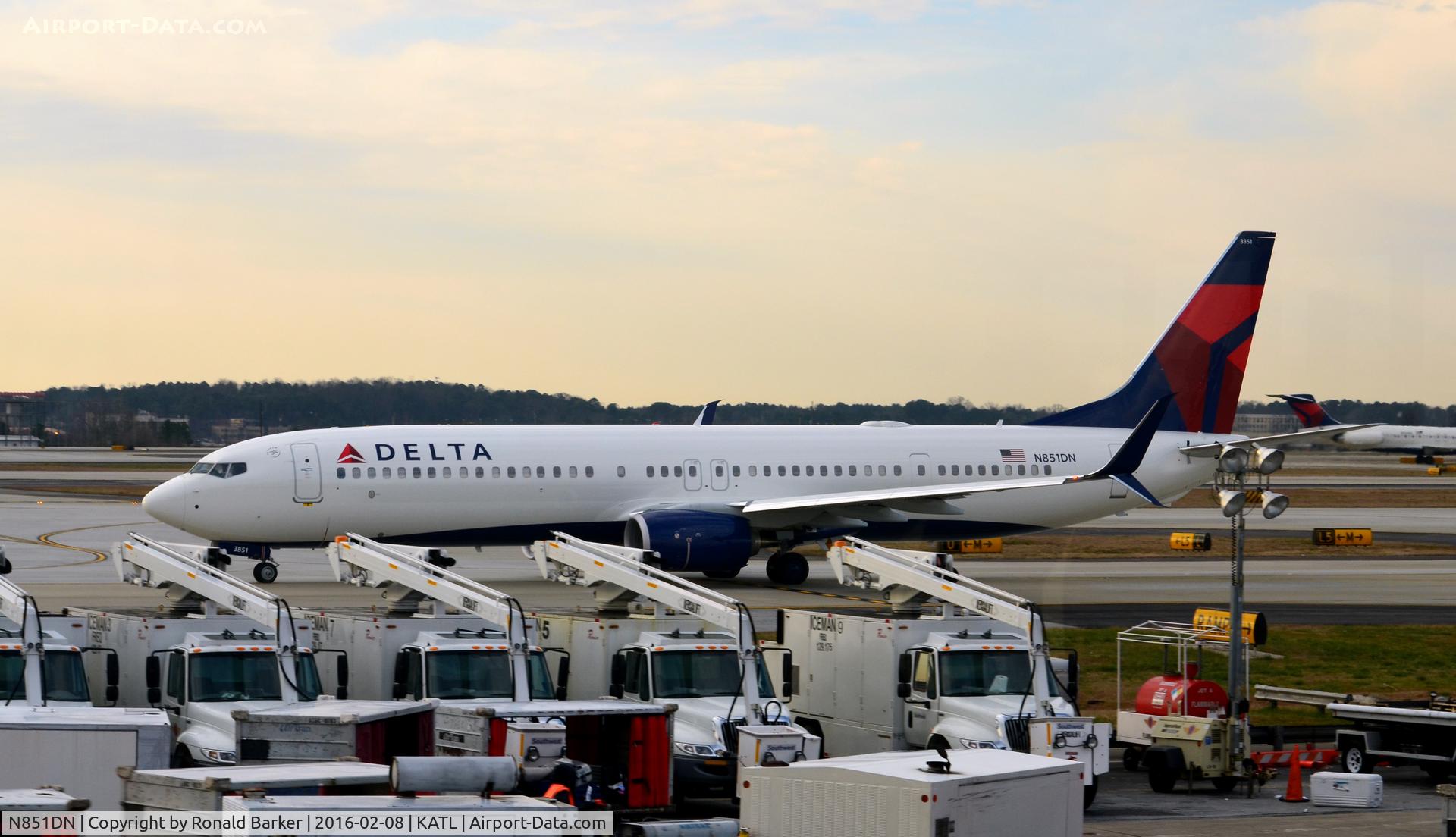 N851DN, 2016 Boeing 737-932/ER C/N 31962, Taxi Atlanta