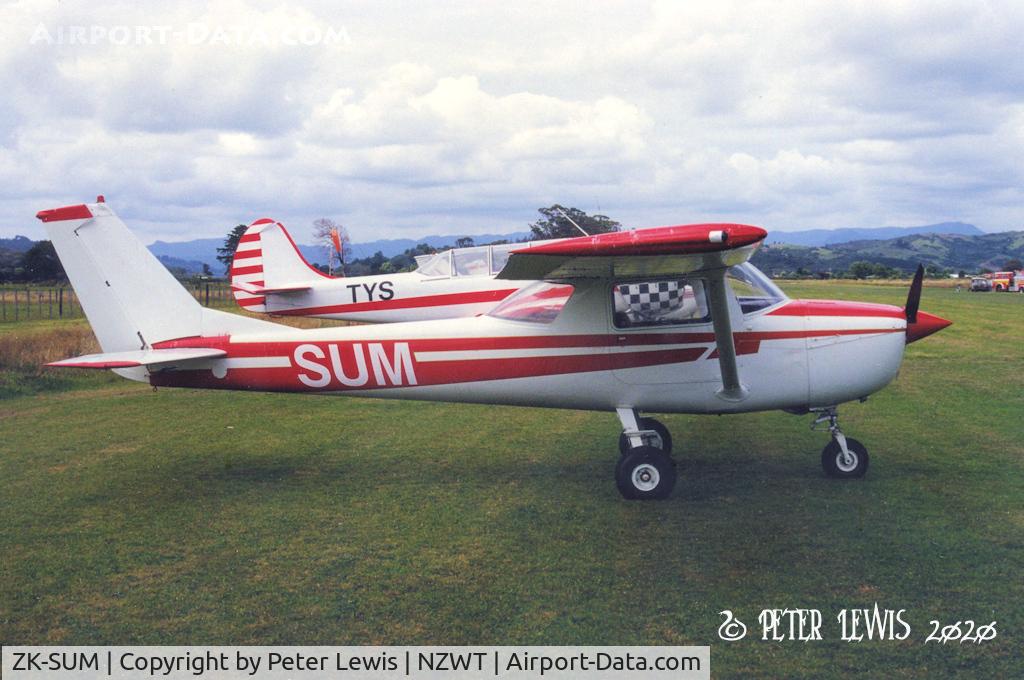 ZK-SUM, Cessna 150J C/N 15069904, P R & C M McGregor, Te Kuiti - 2000