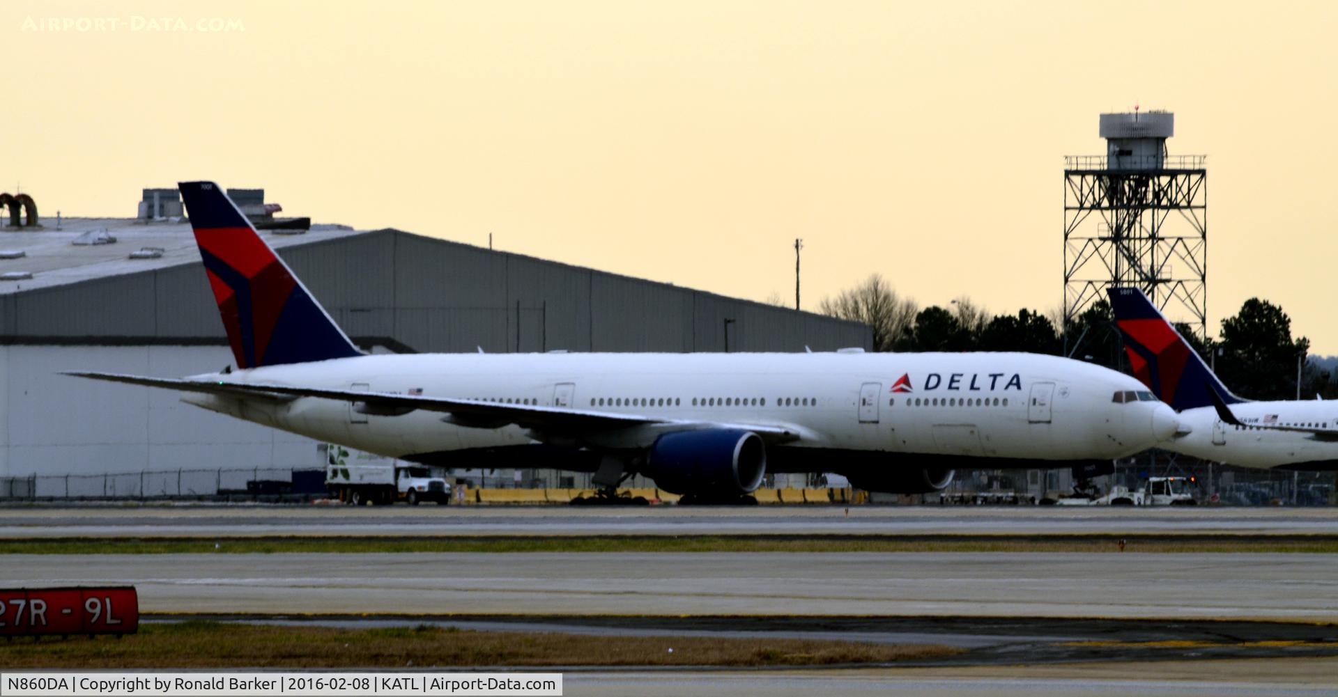 N860DA, 1999 Boeing 777-232 C/N 29951, Taxi Atlanta