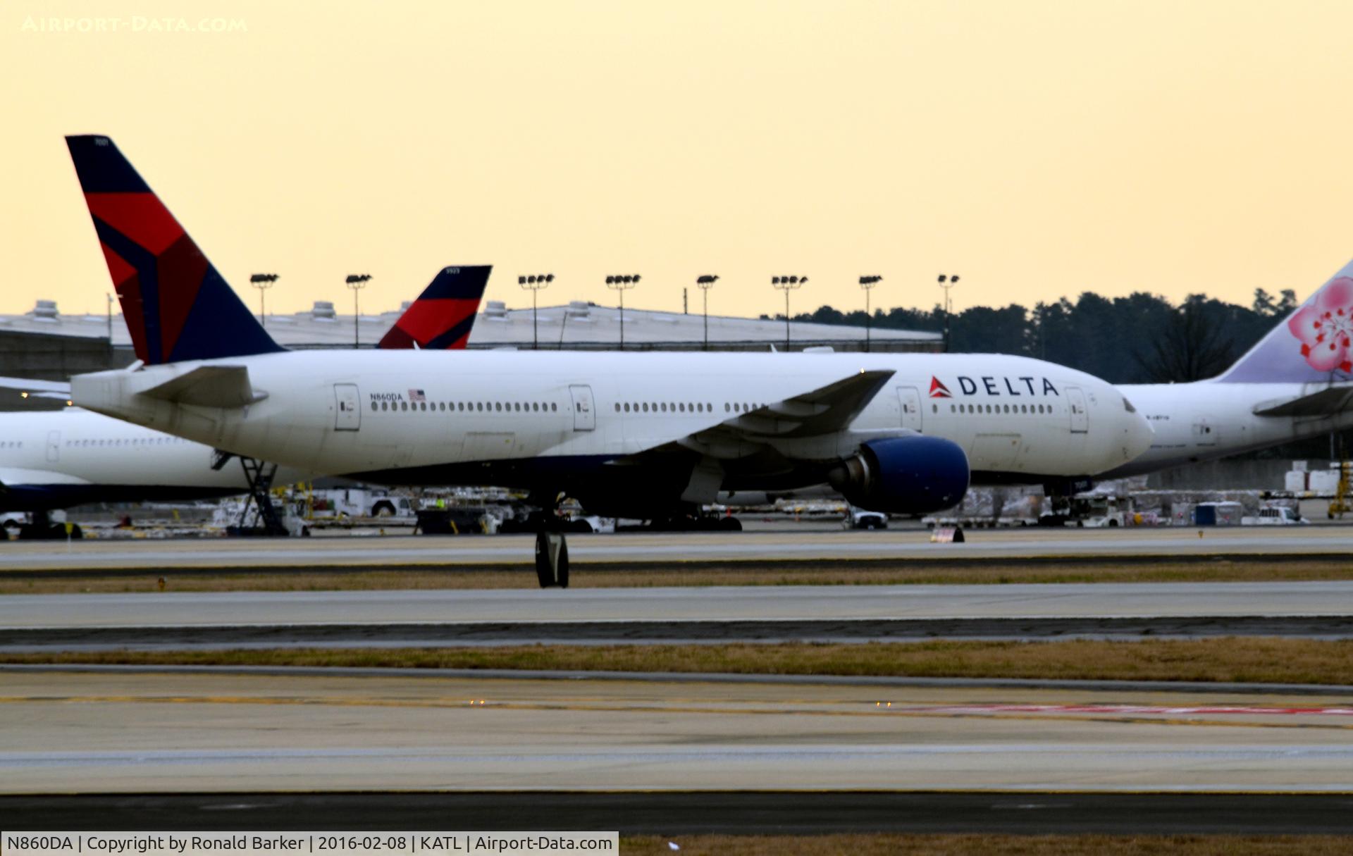 N860DA, 1999 Boeing 777-232 C/N 29951, Taxi Atlanta