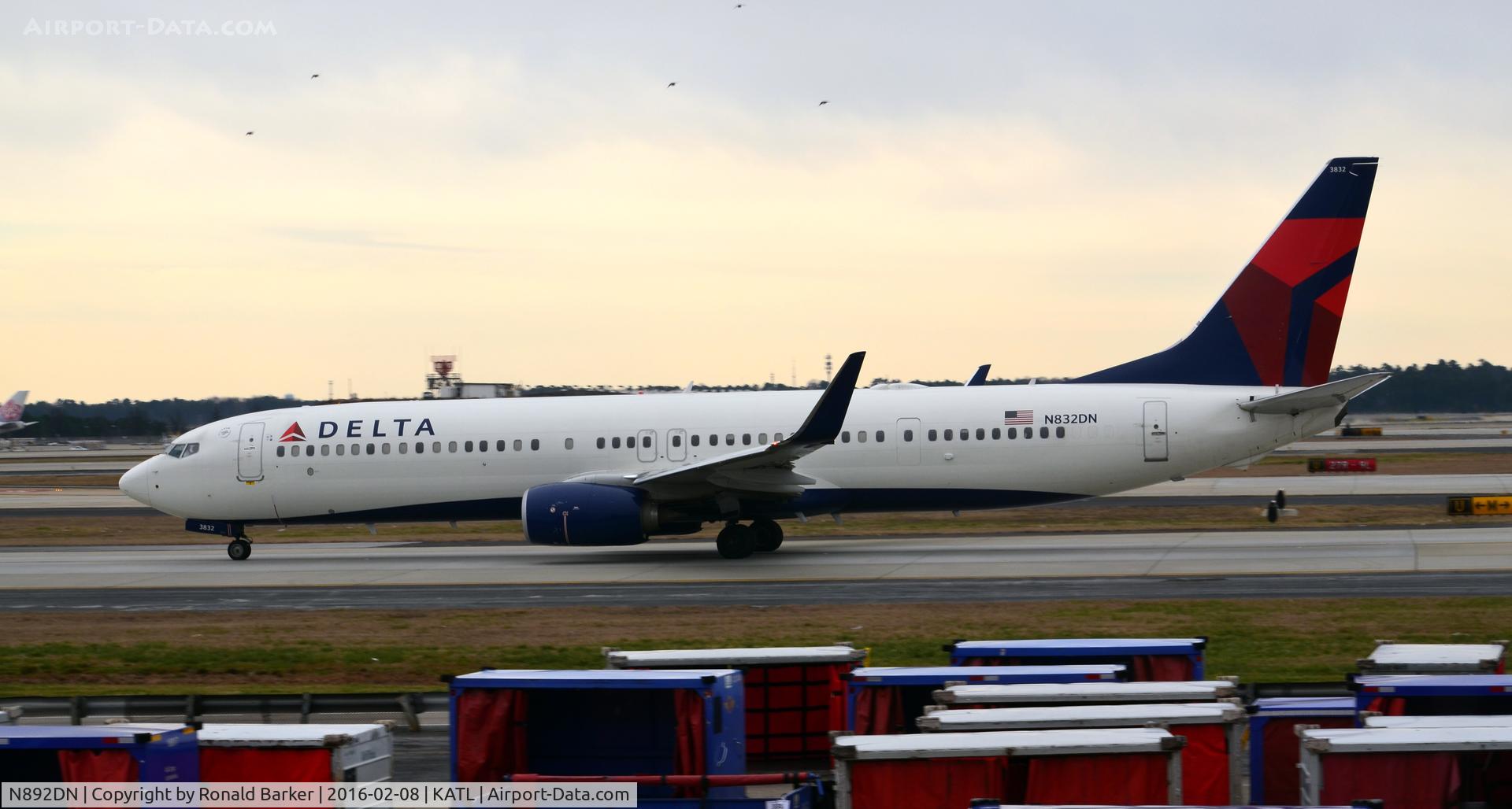 N892DN, 2018 Boeing 737-932/ER C/N 32000, Taxi Atlanta