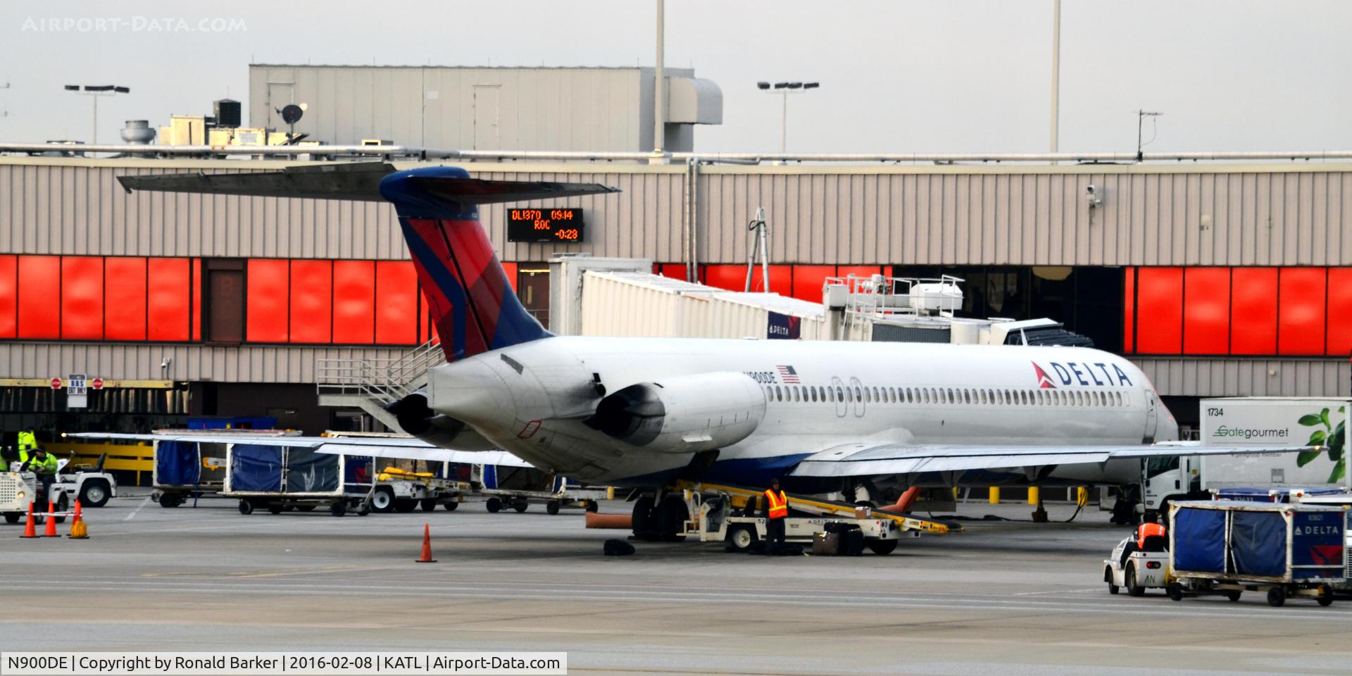 N900DE, 1992 McDonnell Douglas MD-88 C/N 53372, At the gate Atlanta