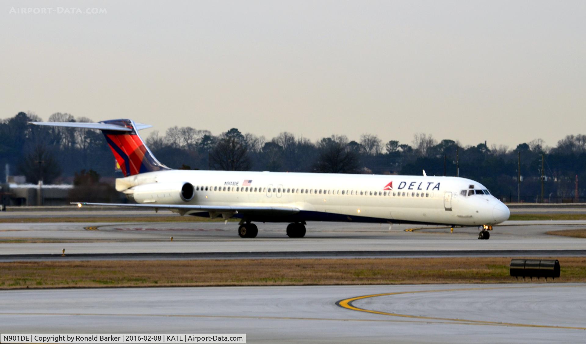 N901DE, 1992 McDonnell Douglas MD-88 C/N 53378, Turning of the runway Atlanta