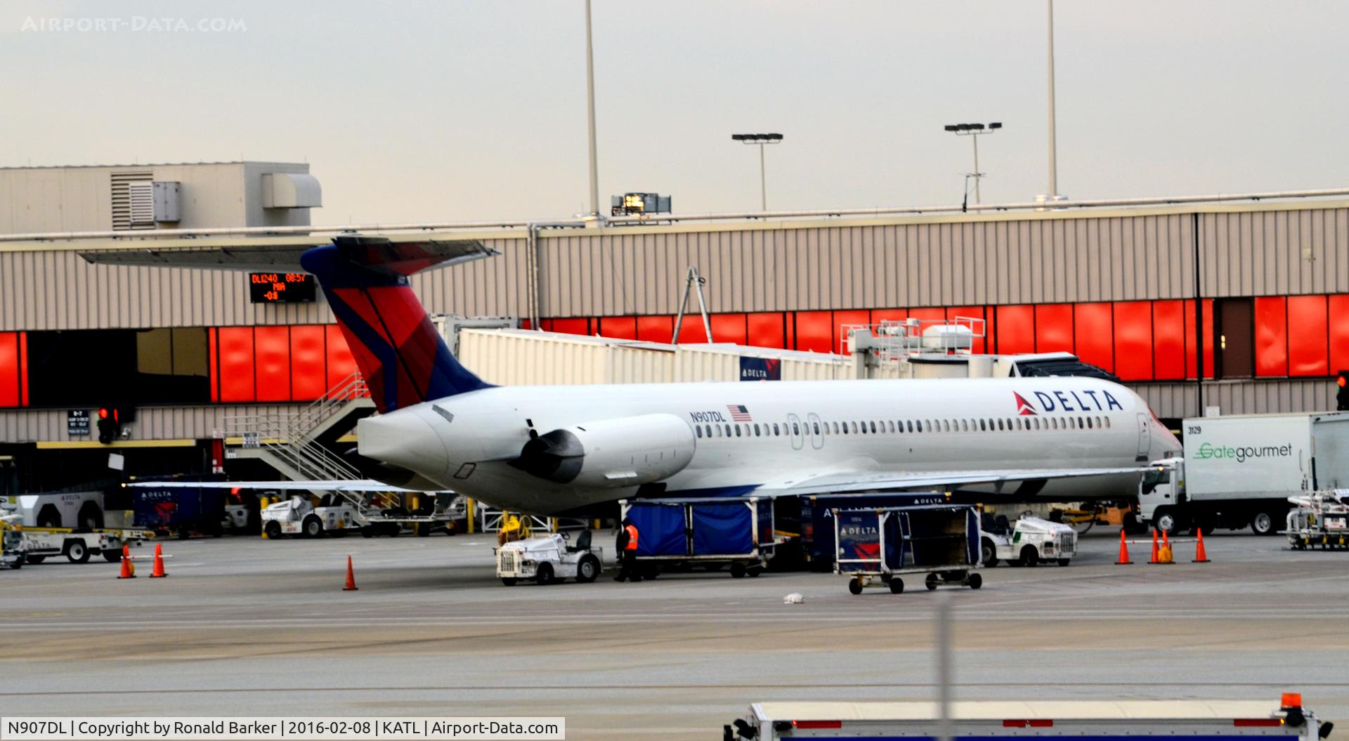 N907DL, 1987 McDonnell Douglas MD-88 C/N 49538, At the gate Atlanta