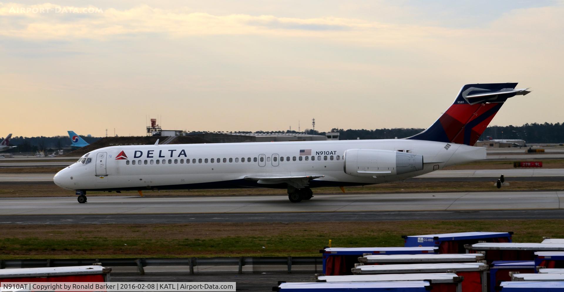 N910AT, 2001 Boeing 717-200 C/N 55086, Taxi Atlanta