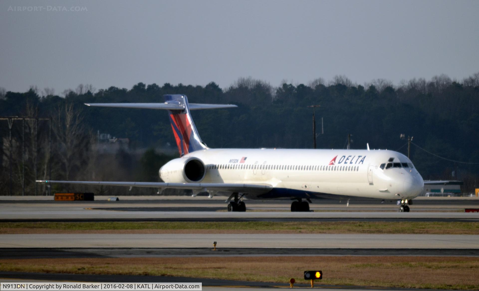 N913DN, 1996 McDonnell Douglas MD-90-30 C/N 53393, Taxi Atlanta