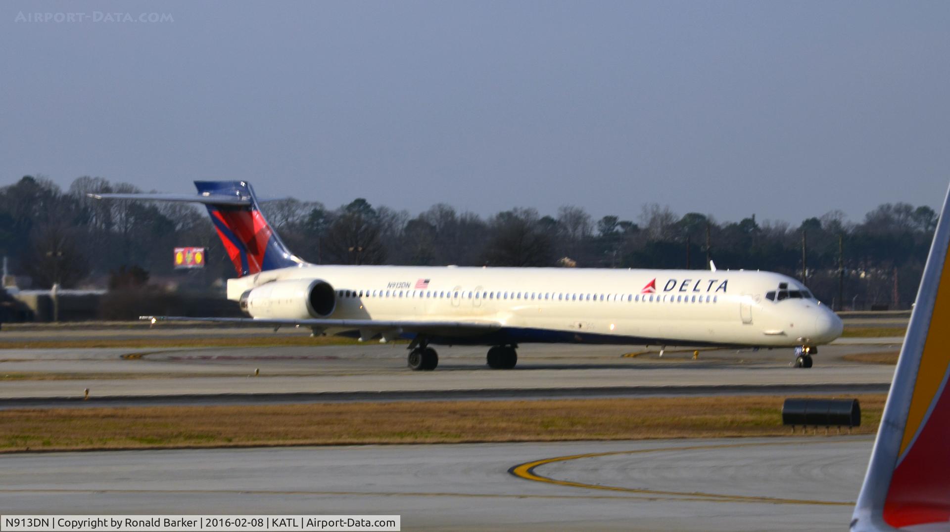 N913DN, 1996 McDonnell Douglas MD-90-30 C/N 53393, Turn off Atlanta
