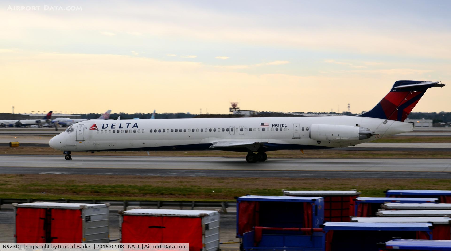 N923DL, 1988 McDonnell Douglas MD-88 C/N 49705, Taxi Atlanta