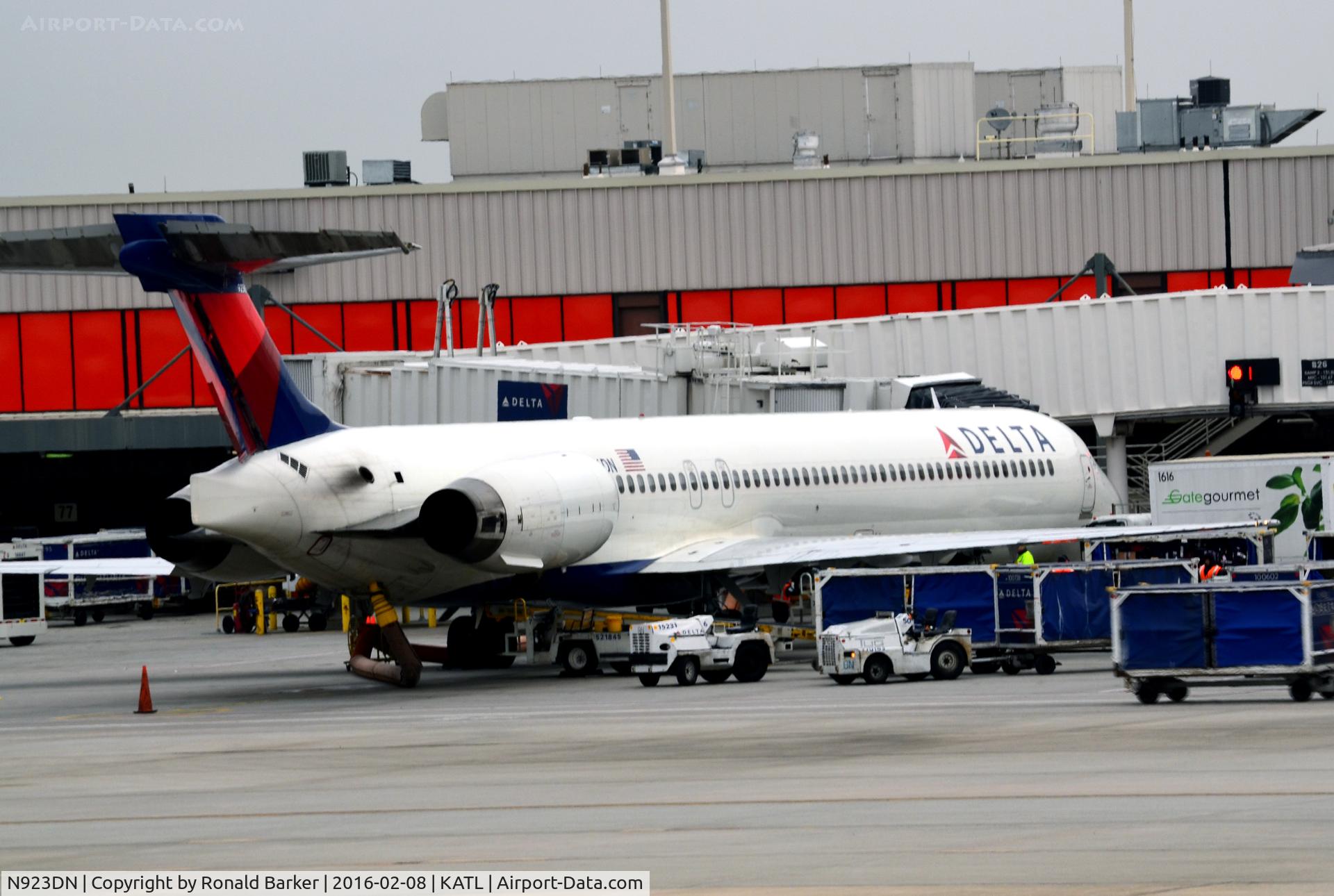 N923DN, 1998 McDonnell Douglas MD-90-30 C/N 53585, At the gate Atlanta