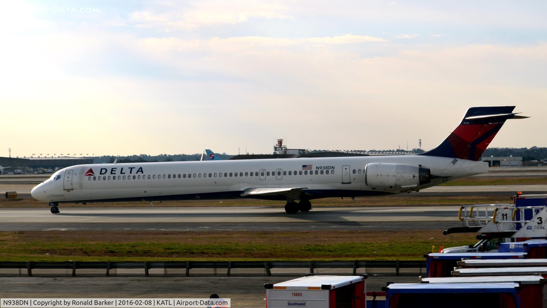 N938DN, 1995 McDonnell Douglas MD-90-30 C/N 53353, Taxi Atlanta