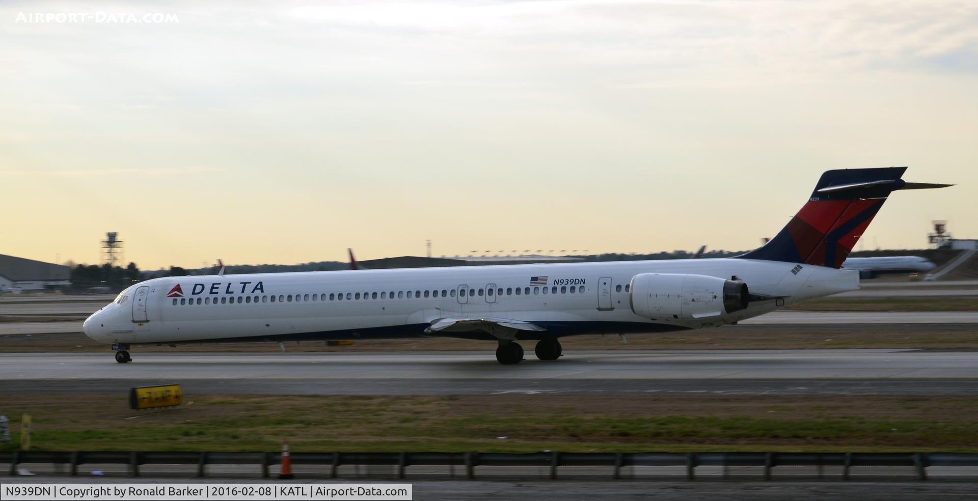 N939DN, 1996 McDonnell Douglas MD-90-30 C/N 53356, Taxi Atlanta