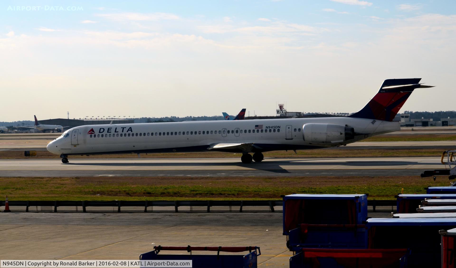 N945DN, 1998 McDonnell Douglas MD-90-30 C/N 53359, Taxi Atlanta