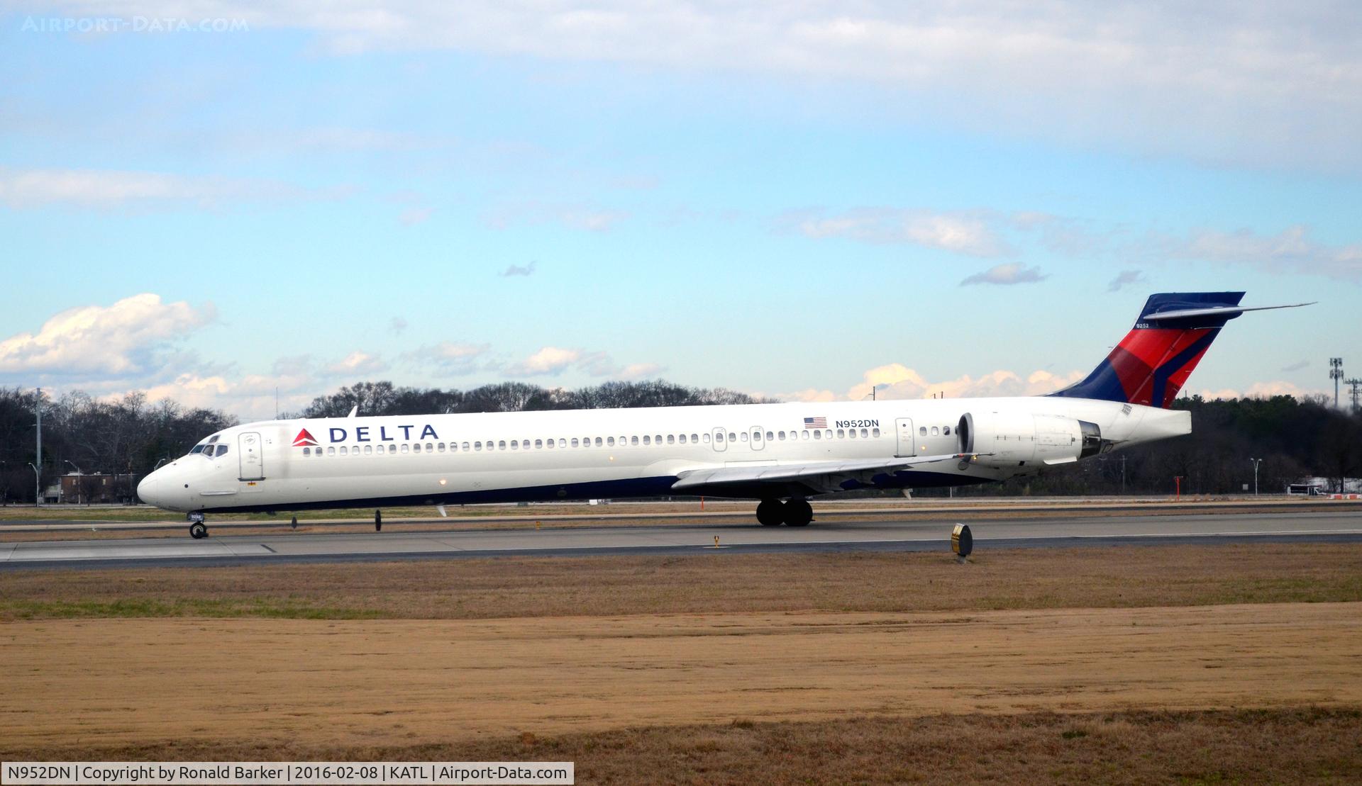 N952DN, 1998 McDonnell Douglas MD-90-30 C/N 53560, Takeoff Runway 26L  Atlanta