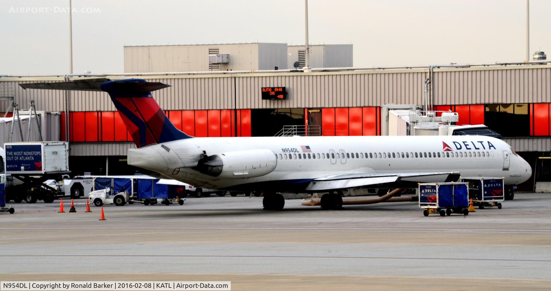 N954DL, 1990 McDonnell Douglas MD-88 C/N 49885, At the gate Atlanta