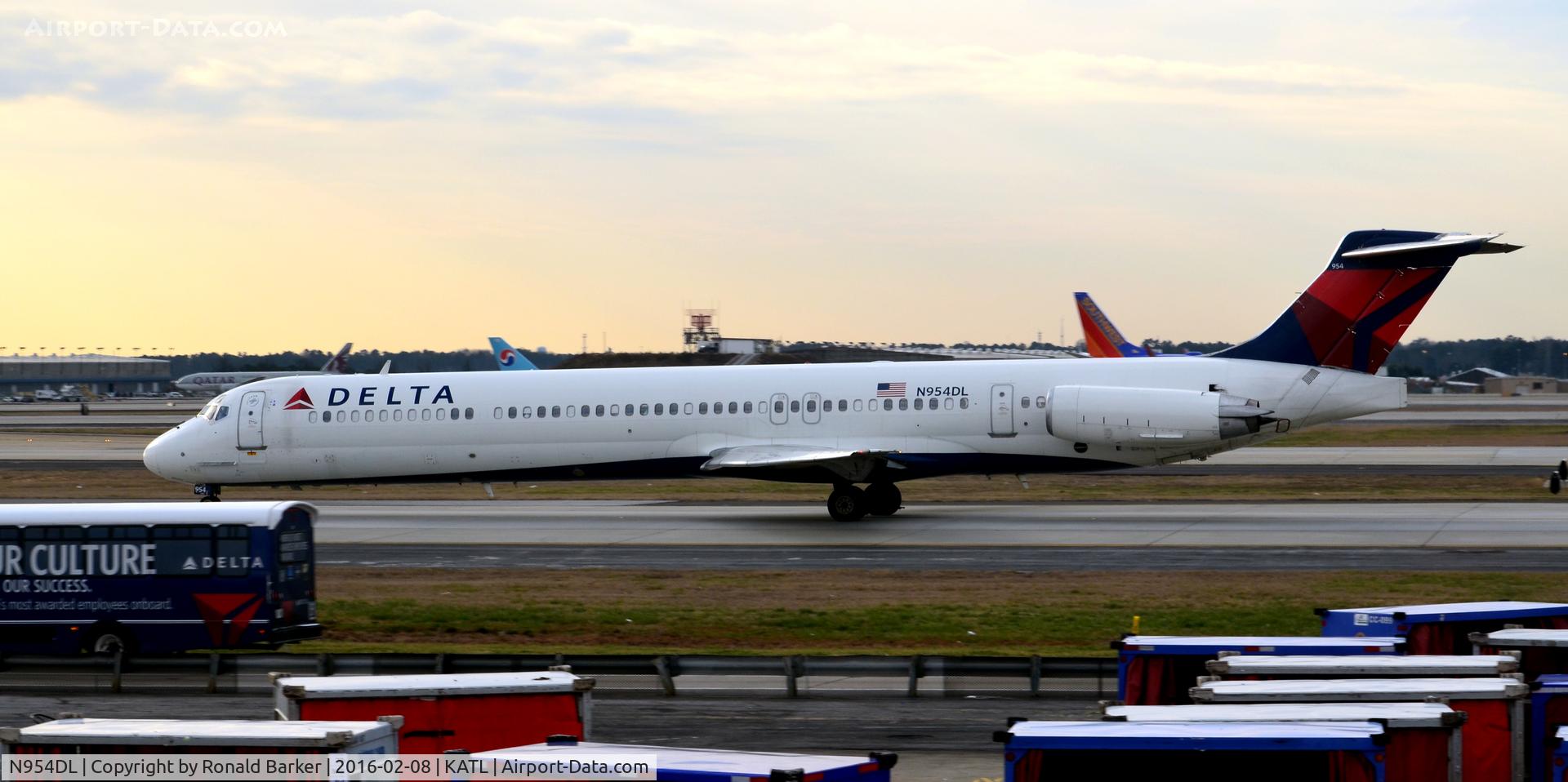 N954DL, 1990 McDonnell Douglas MD-88 C/N 49885, Taxi Atlanta
