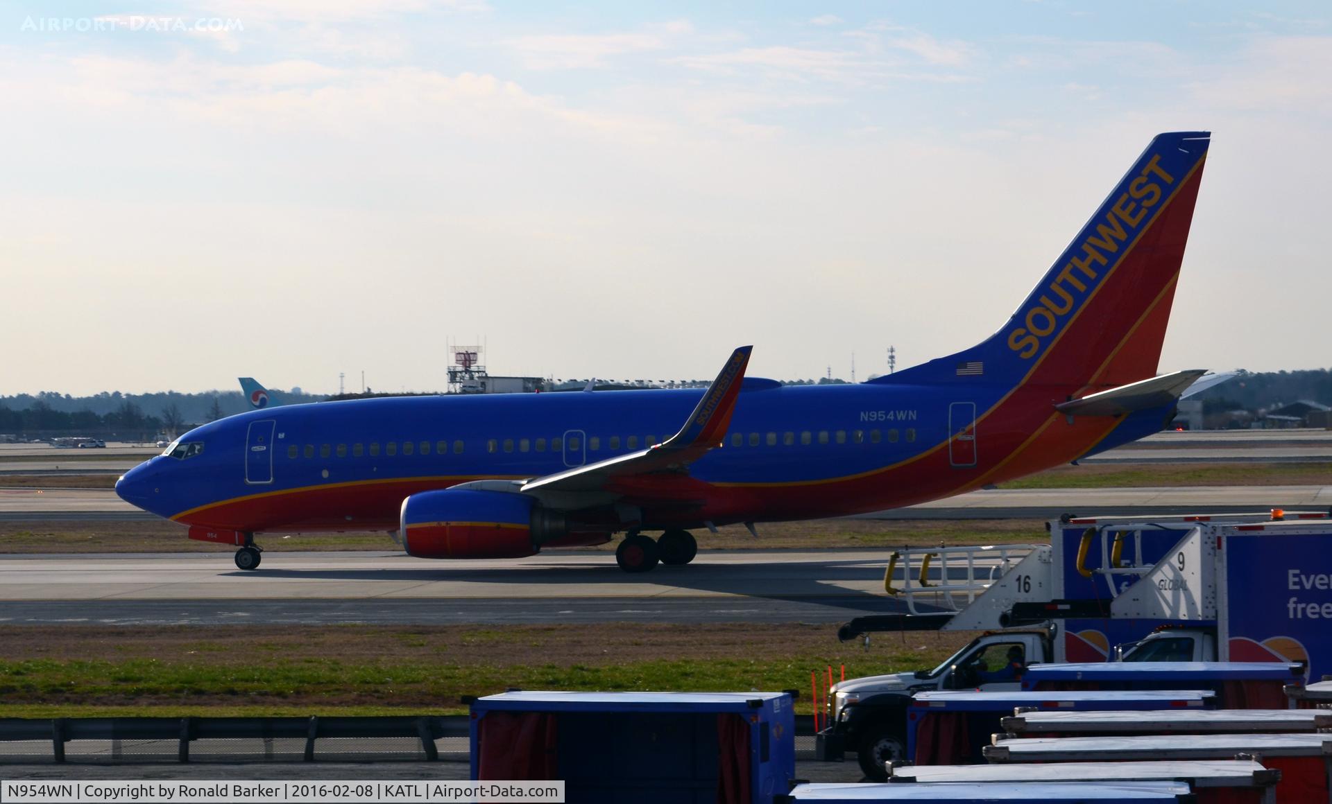 N954WN, 2010 Boeing 737-7H4 C/N 36669, Taxi Atlanta