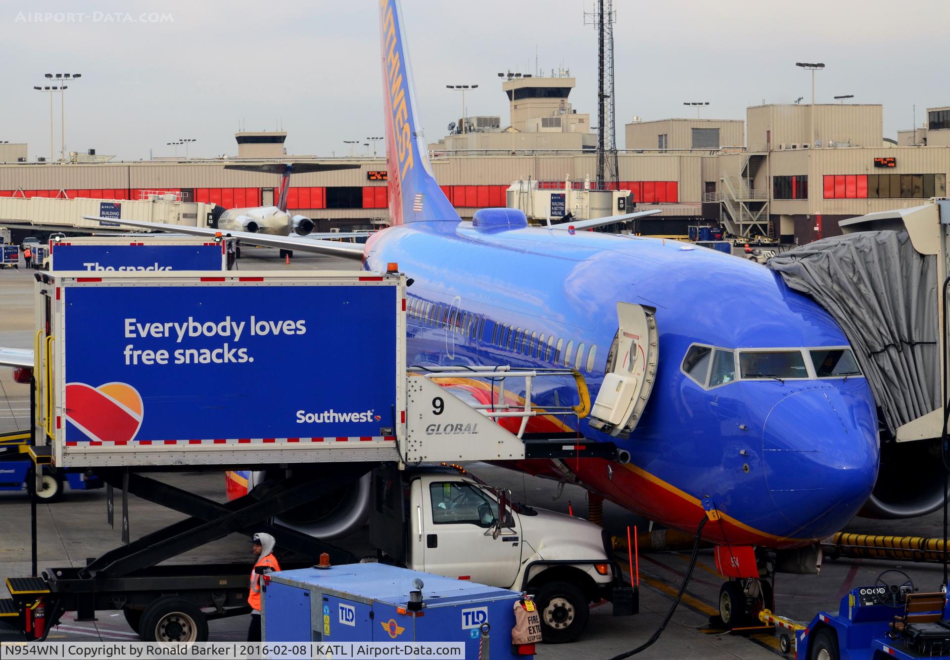 N954WN, 2010 Boeing 737-7H4 C/N 36669, At the gate Atlanta
