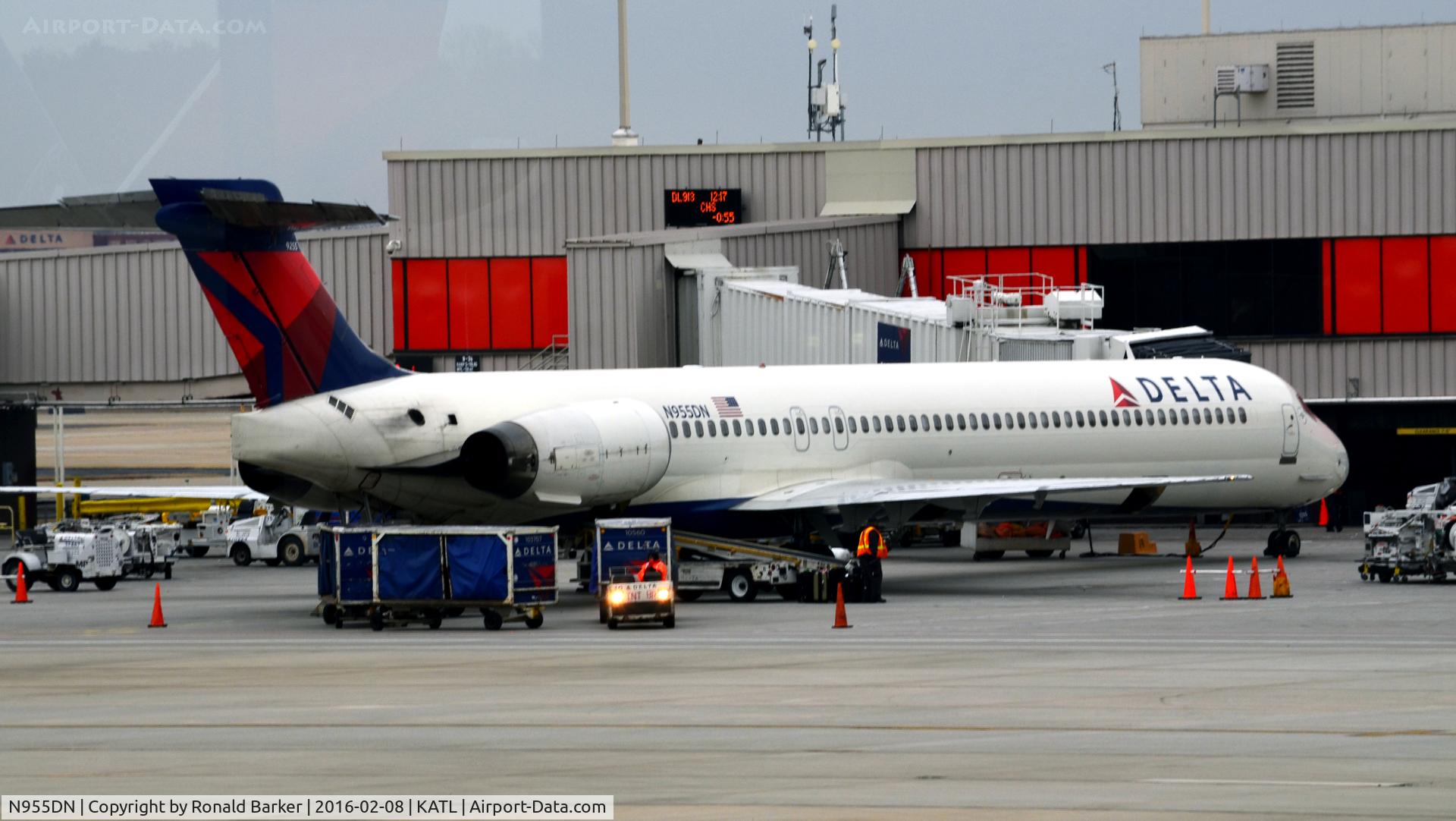 N955DN, McDonnell Douglas MD-90-30 C/N 53525, At the gate Atlanta