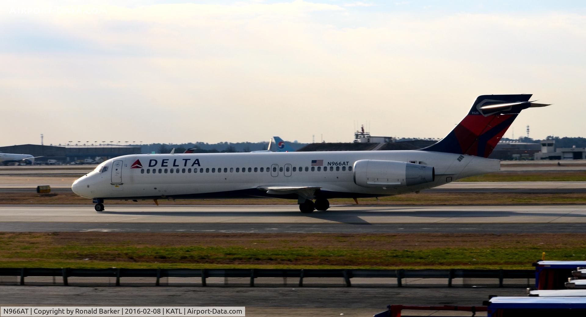 N966AT, 2001 Boeing 717-200 C/N 55027, Taxi Atlanta