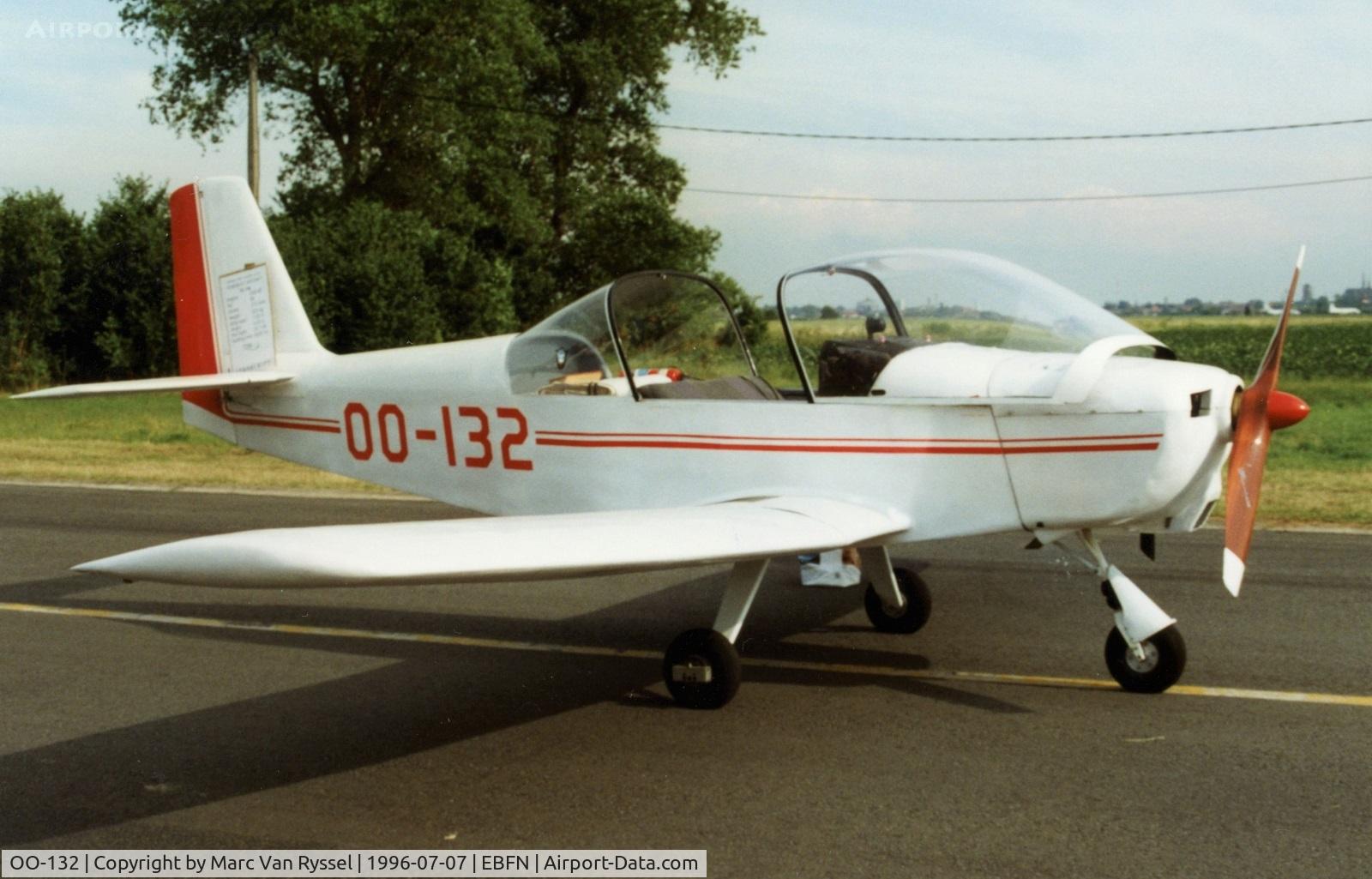OO-132, Brandli BX-2 Cherry C/N 157, OO-132 at Koksijde Airshow 1996. Became later PH-REK and OE-COM.