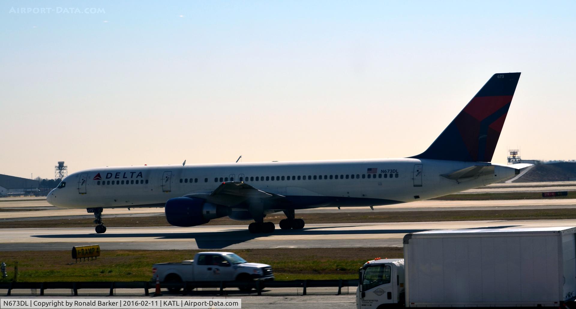 N673DL, 1992 Boeing 757-232 C/N 25978, Taxi Atlanta