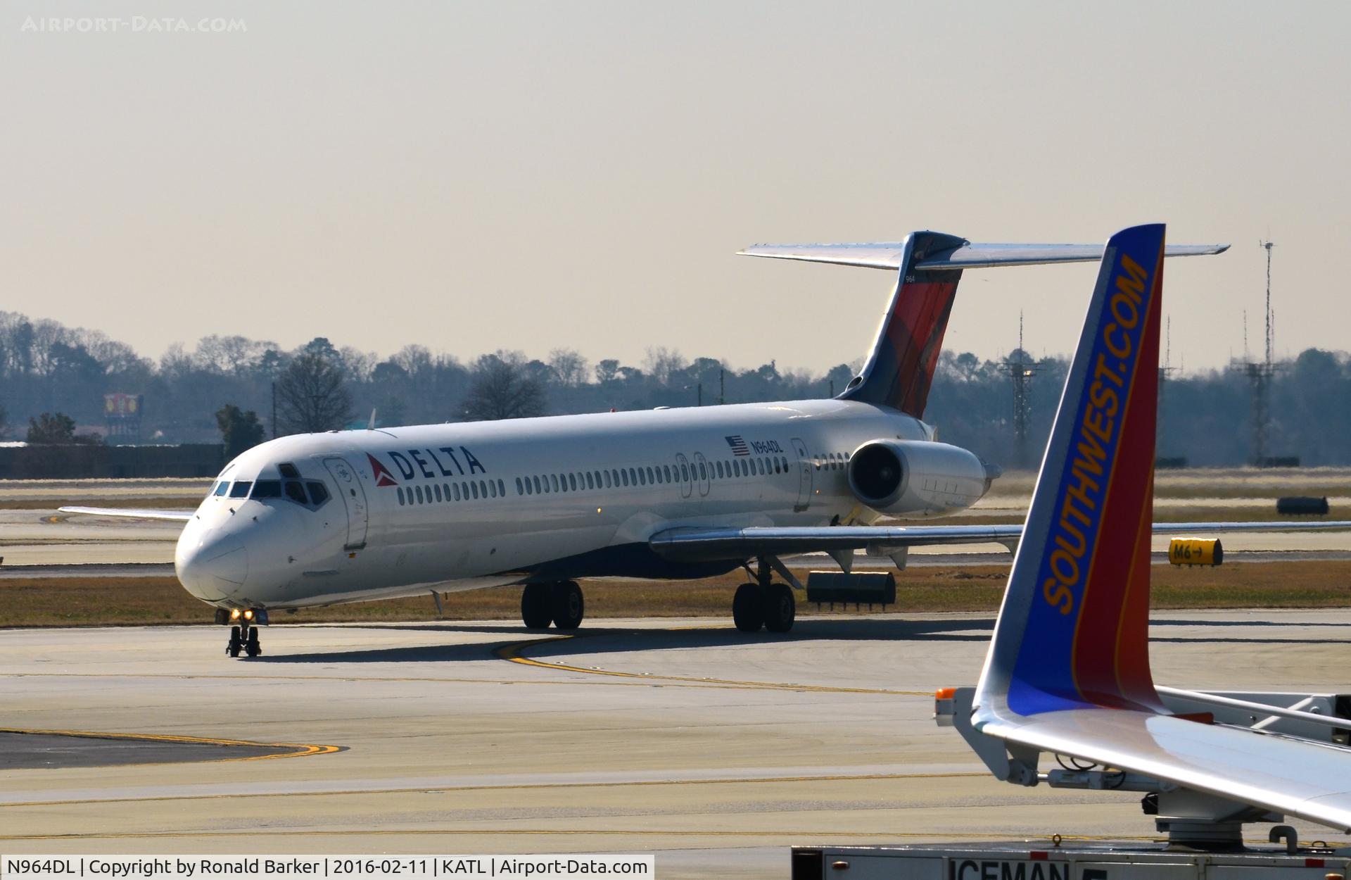 N964DL, 1990 McDonnell Douglas MD-88 C/N 49983, Taxi Atlanta