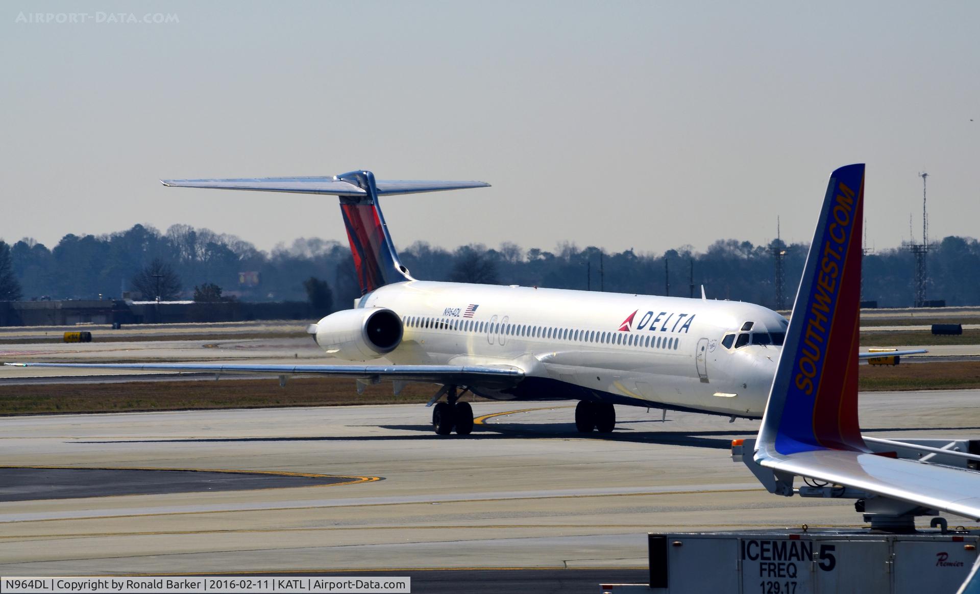 N964DL, 1990 McDonnell Douglas MD-88 C/N 49983, Taxi Atlanta