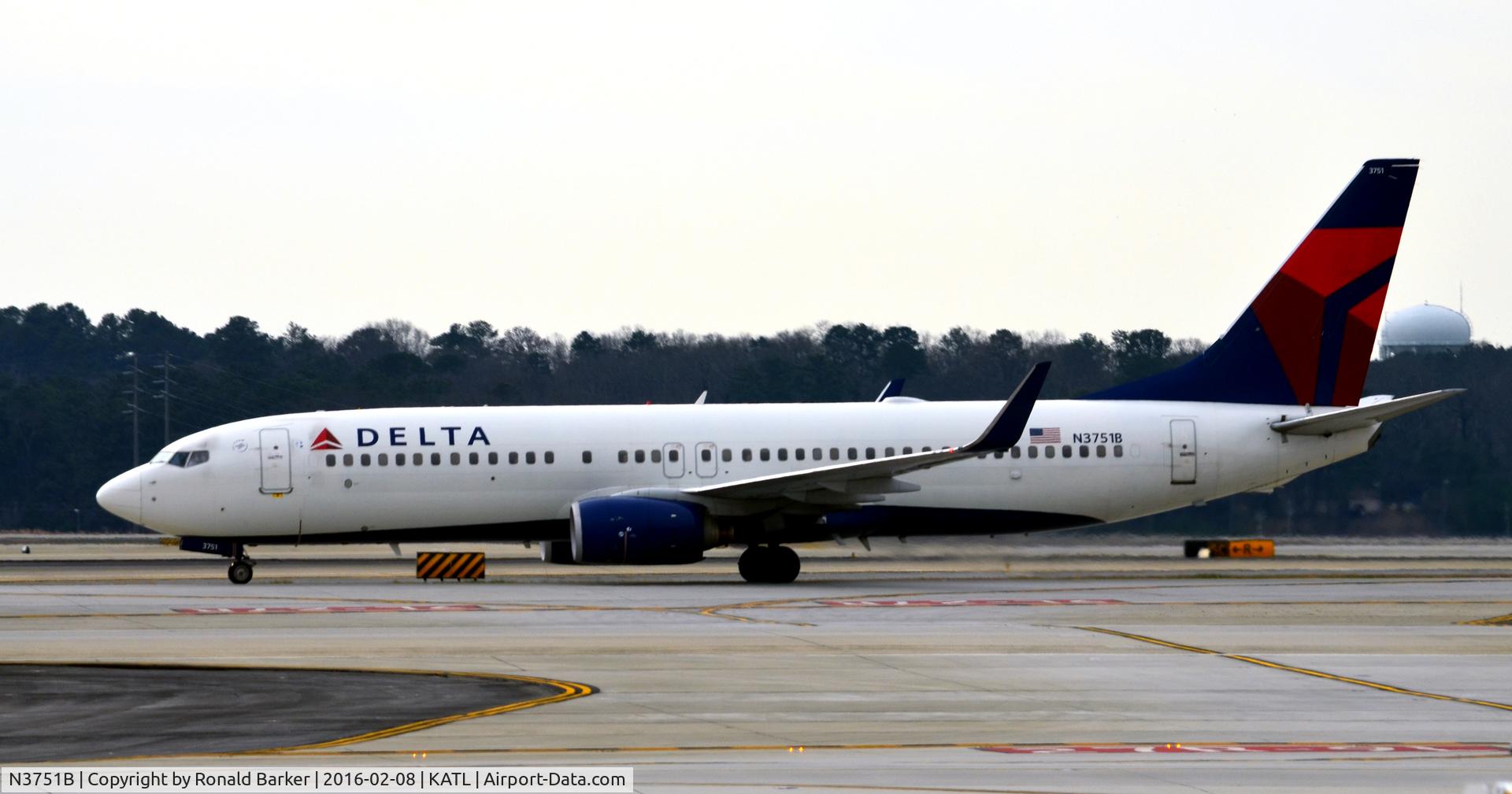N3751B, 2001 Boeing 737-832 C/N 30491, Taxi Atlanta