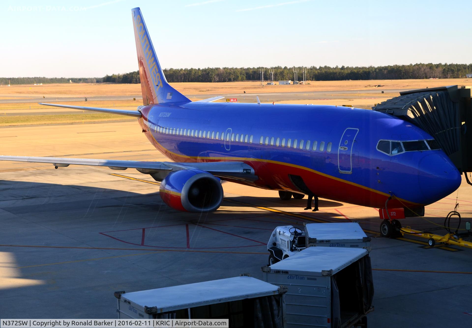 N372SW, 1993 Boeing 737-3H4 C/N 26599, At the gate Richmond