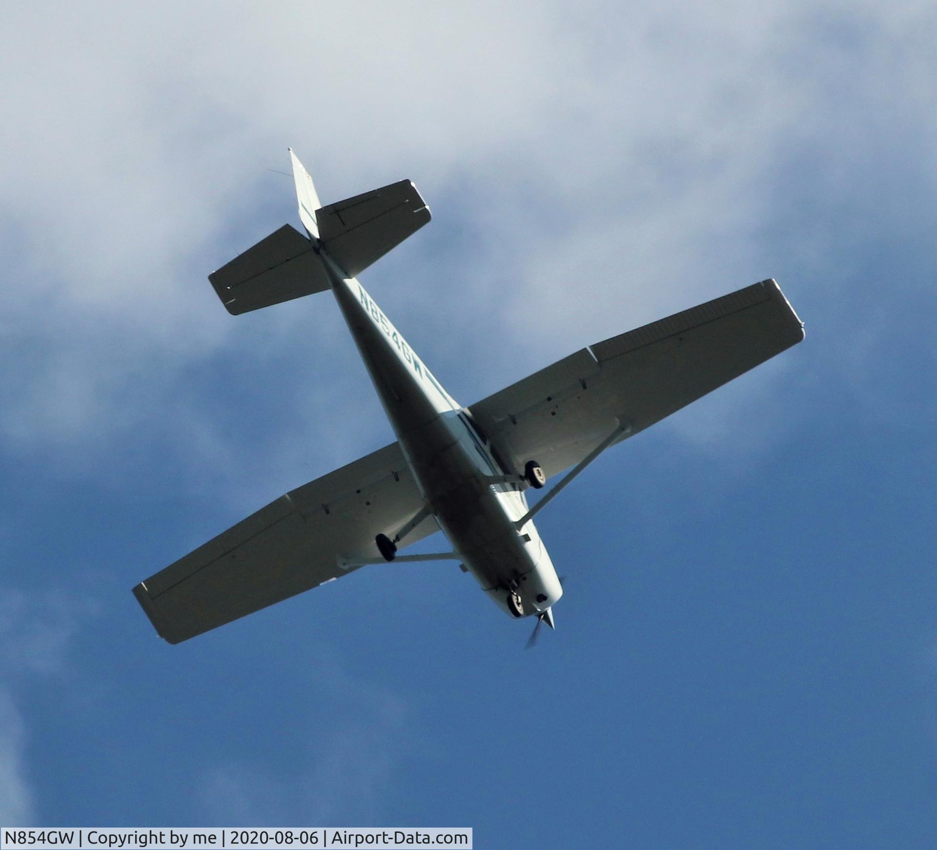 N854GW, 2001 Cessna 172S C/N 172S8854, Albany NY, over head