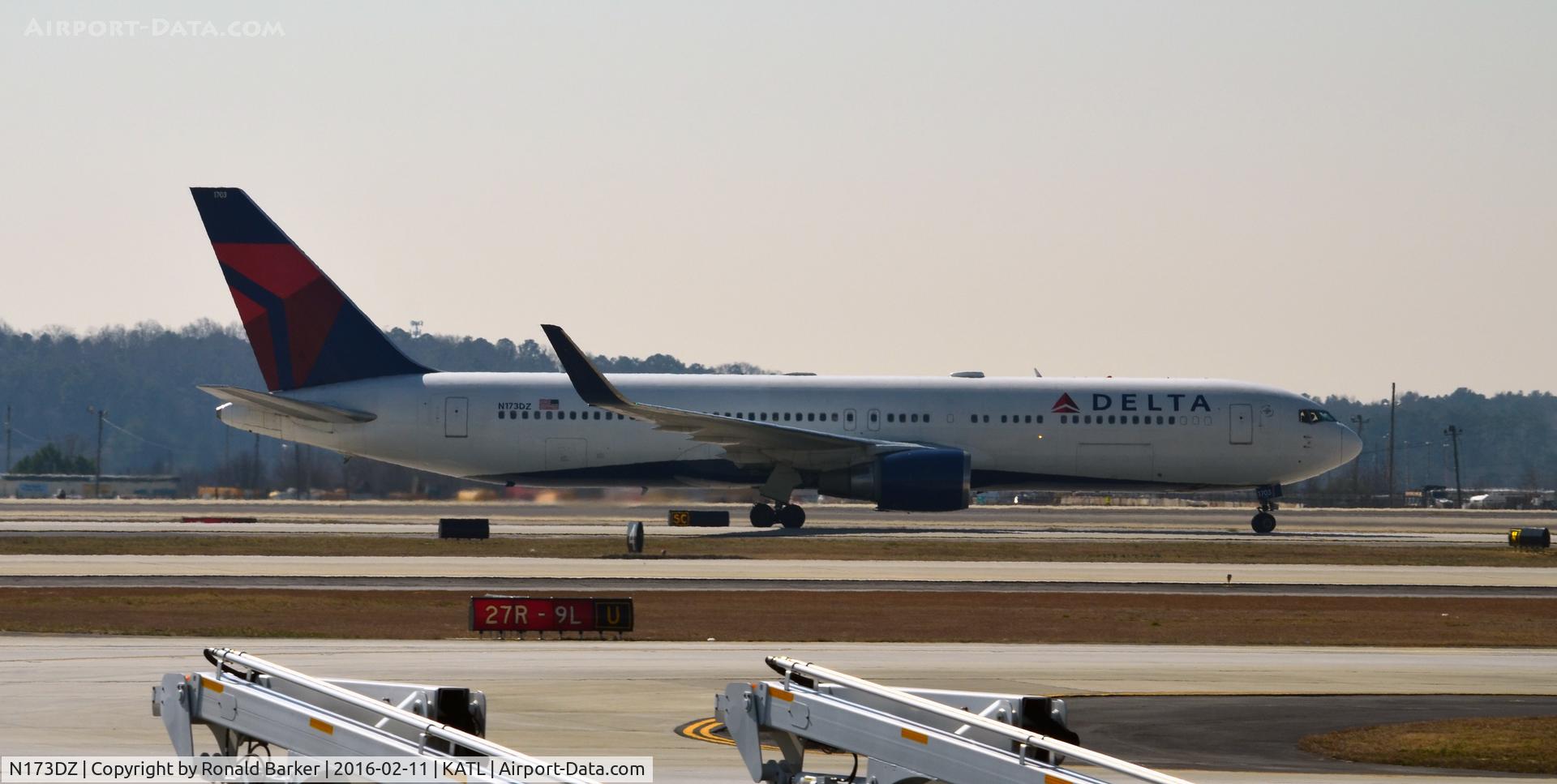 N173DZ, 1998 Boeing 767-332ER C/N 29692, Taxi Atlanta